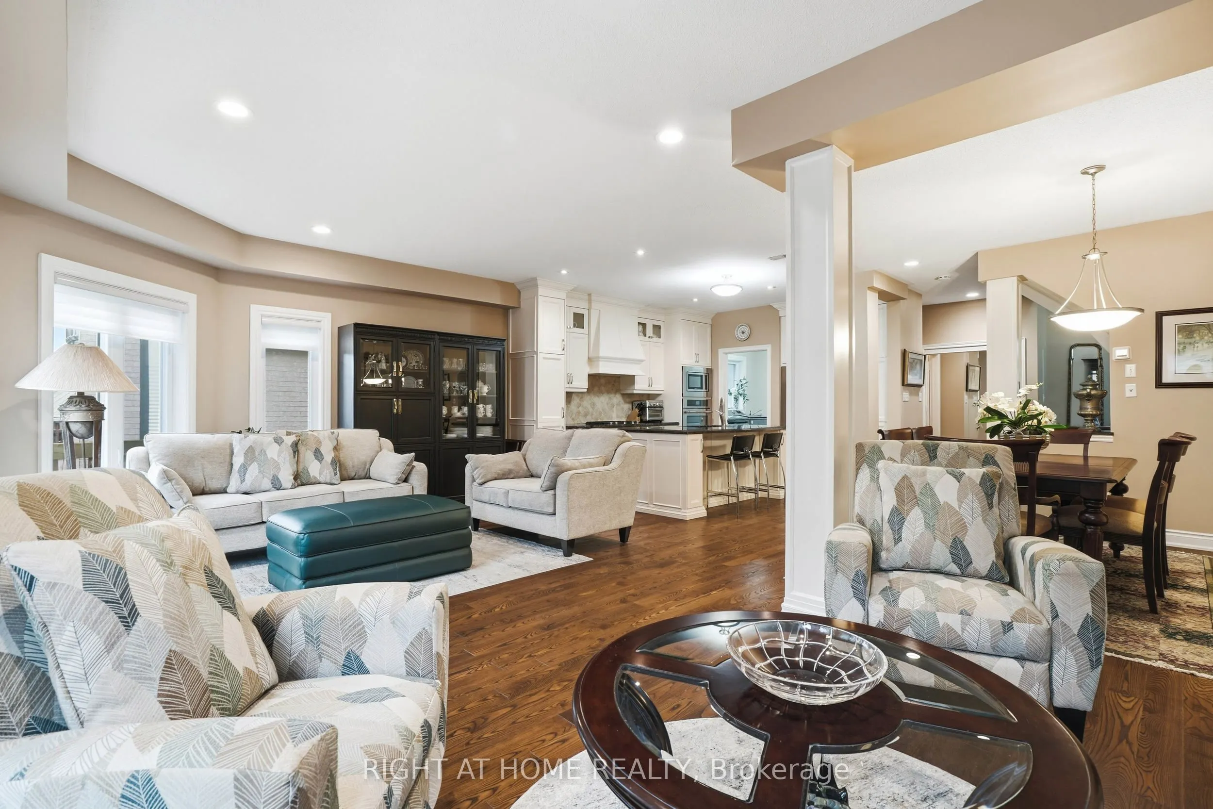 2121 Pinevalley Crescent
