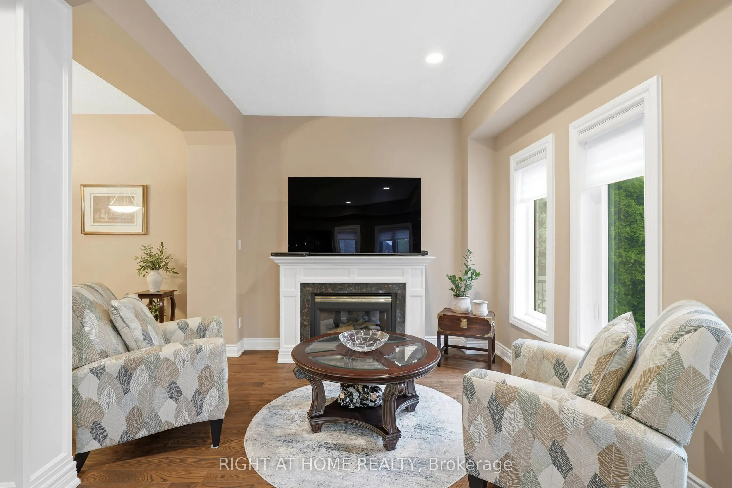 2121 Pinevalley Crescent