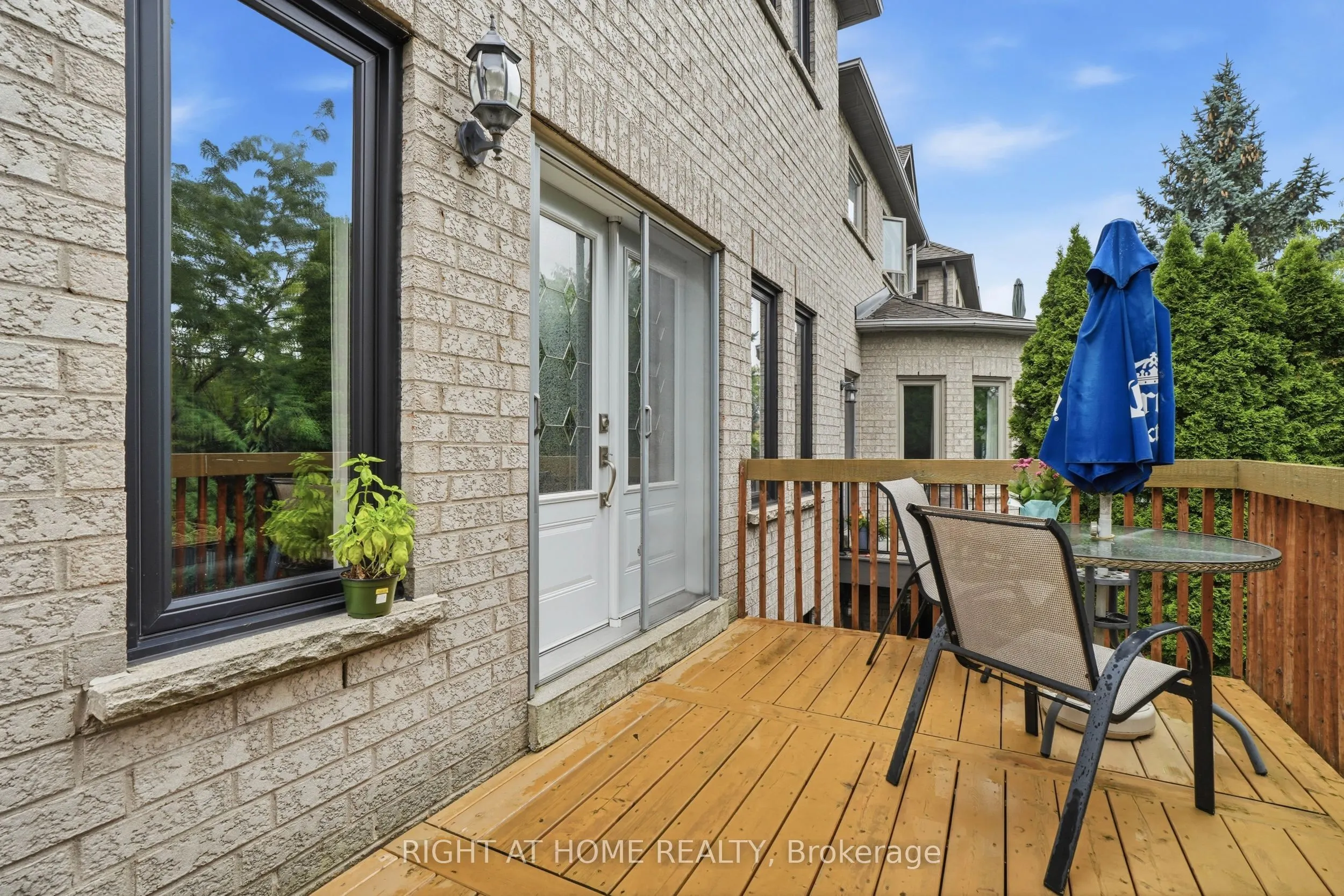 2121 Pinevalley Crescent