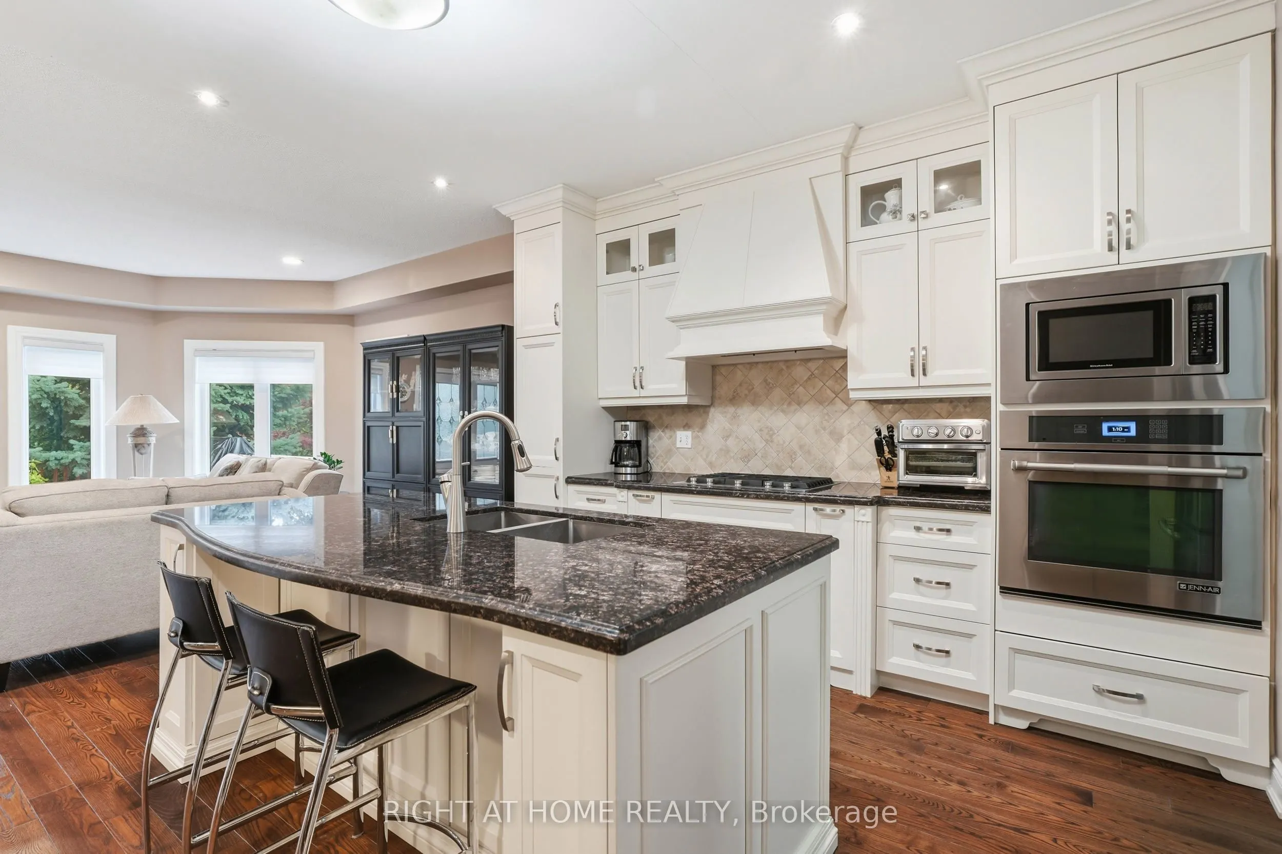 2121 Pinevalley Crescent