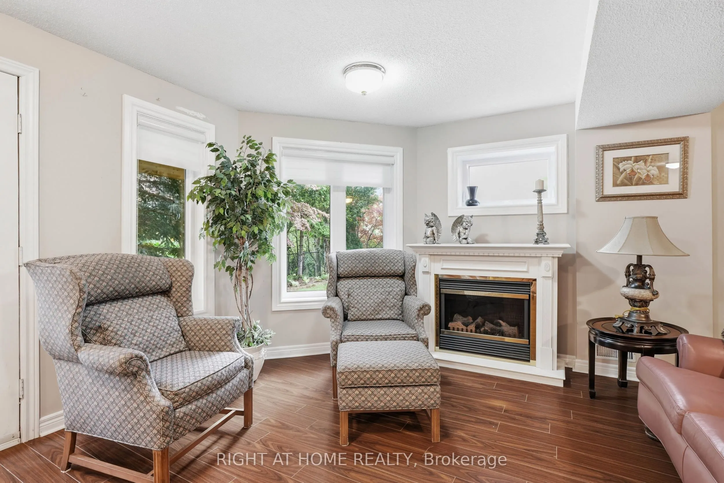 2121 Pinevalley Crescent