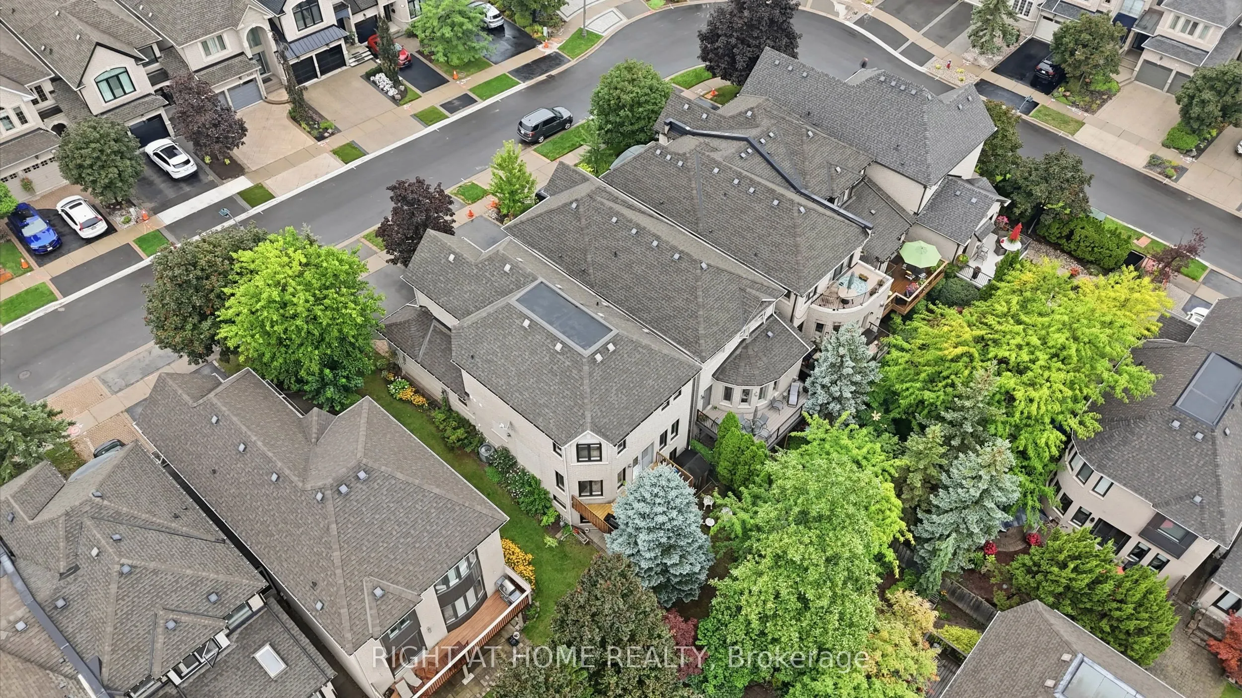 2121 Pinevalley Crescent