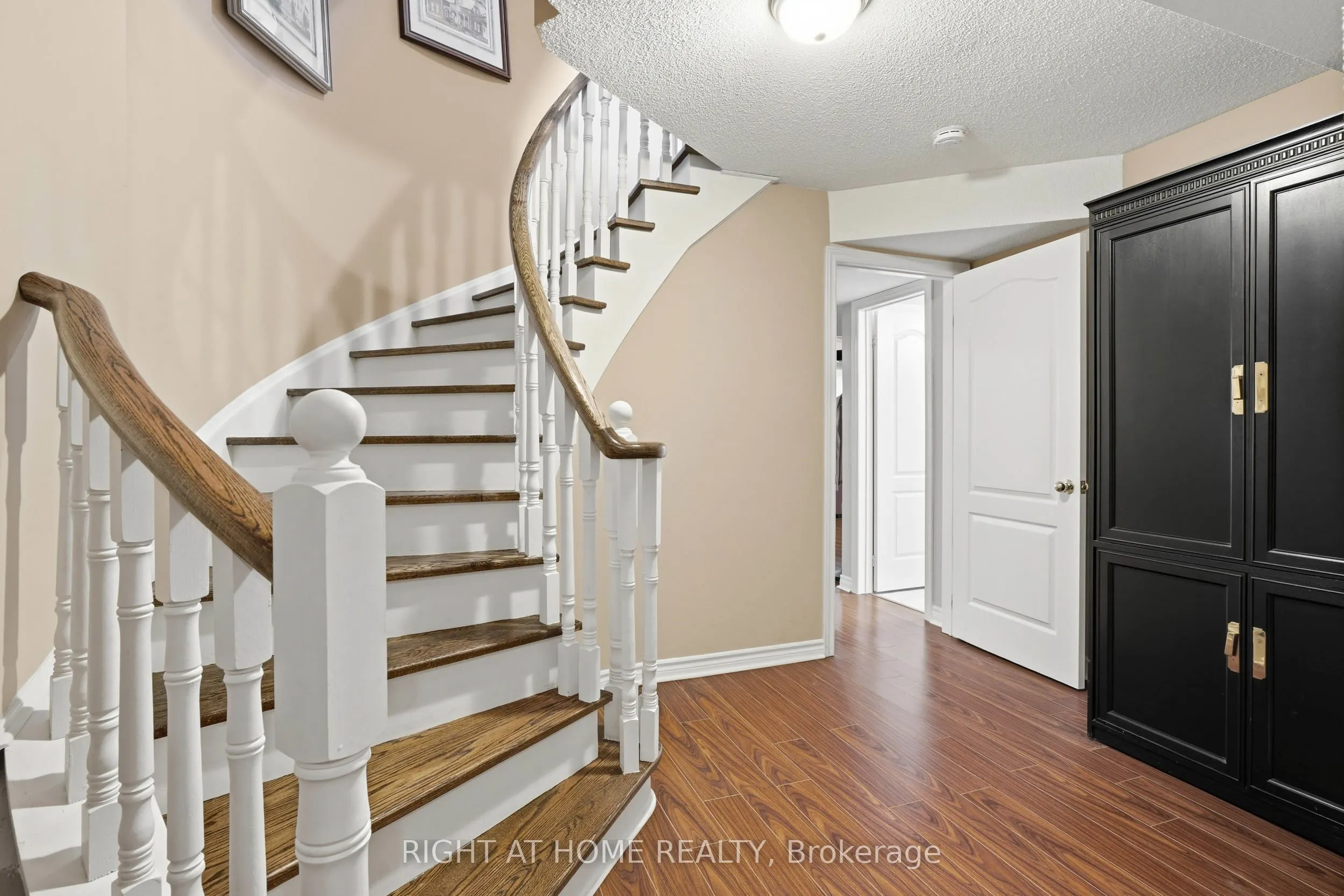 2121 Pinevalley Crescent