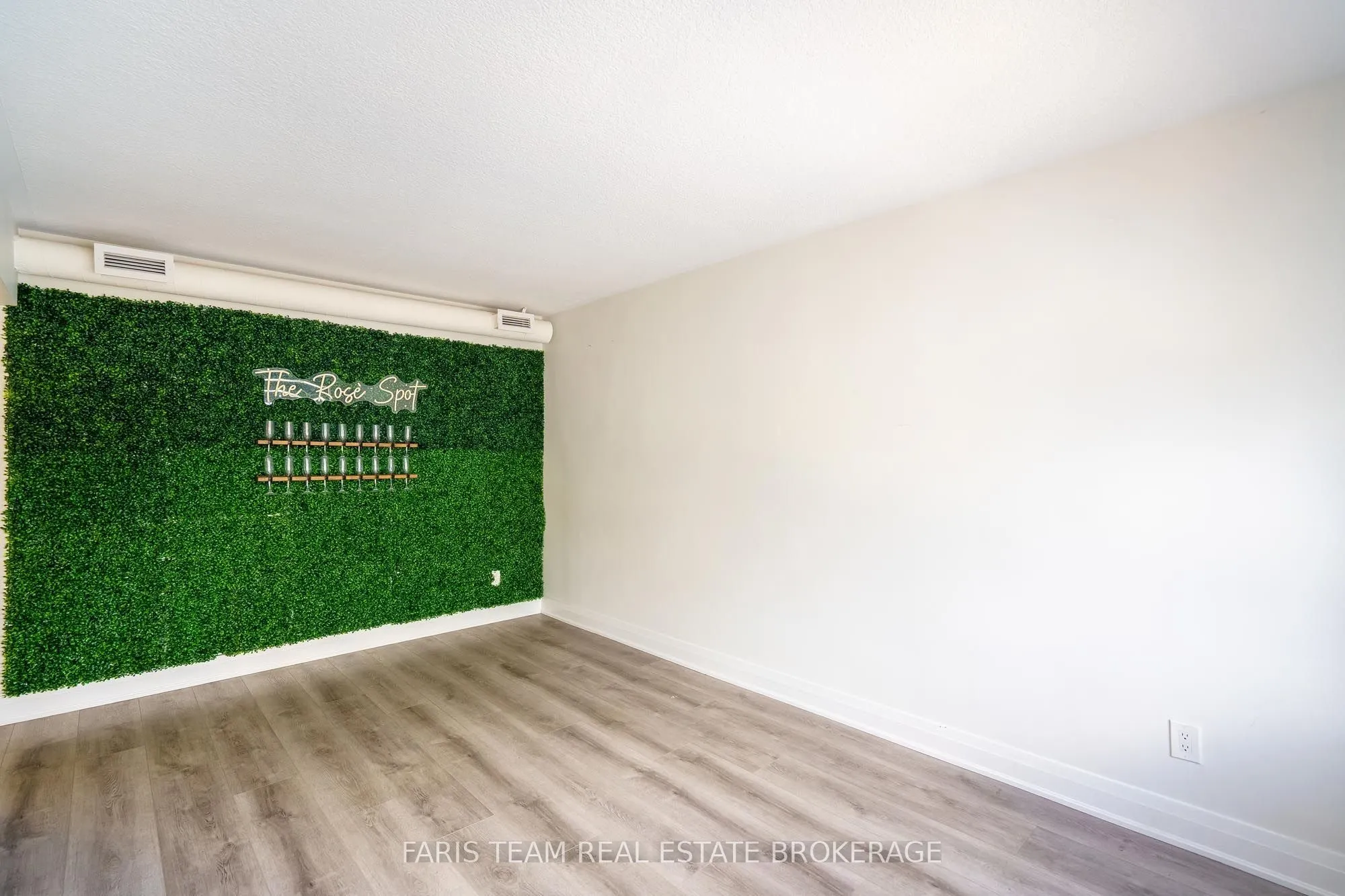 267 Lakeshore Road E