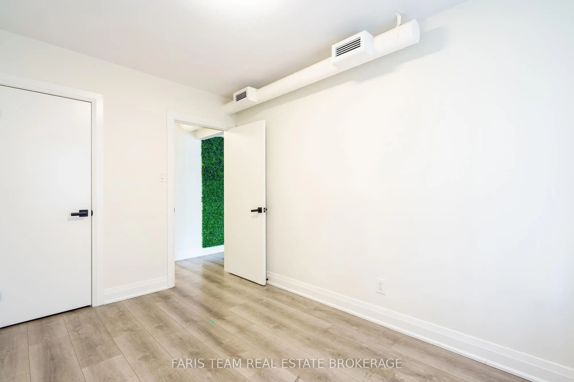 267 Lakeshore Road E