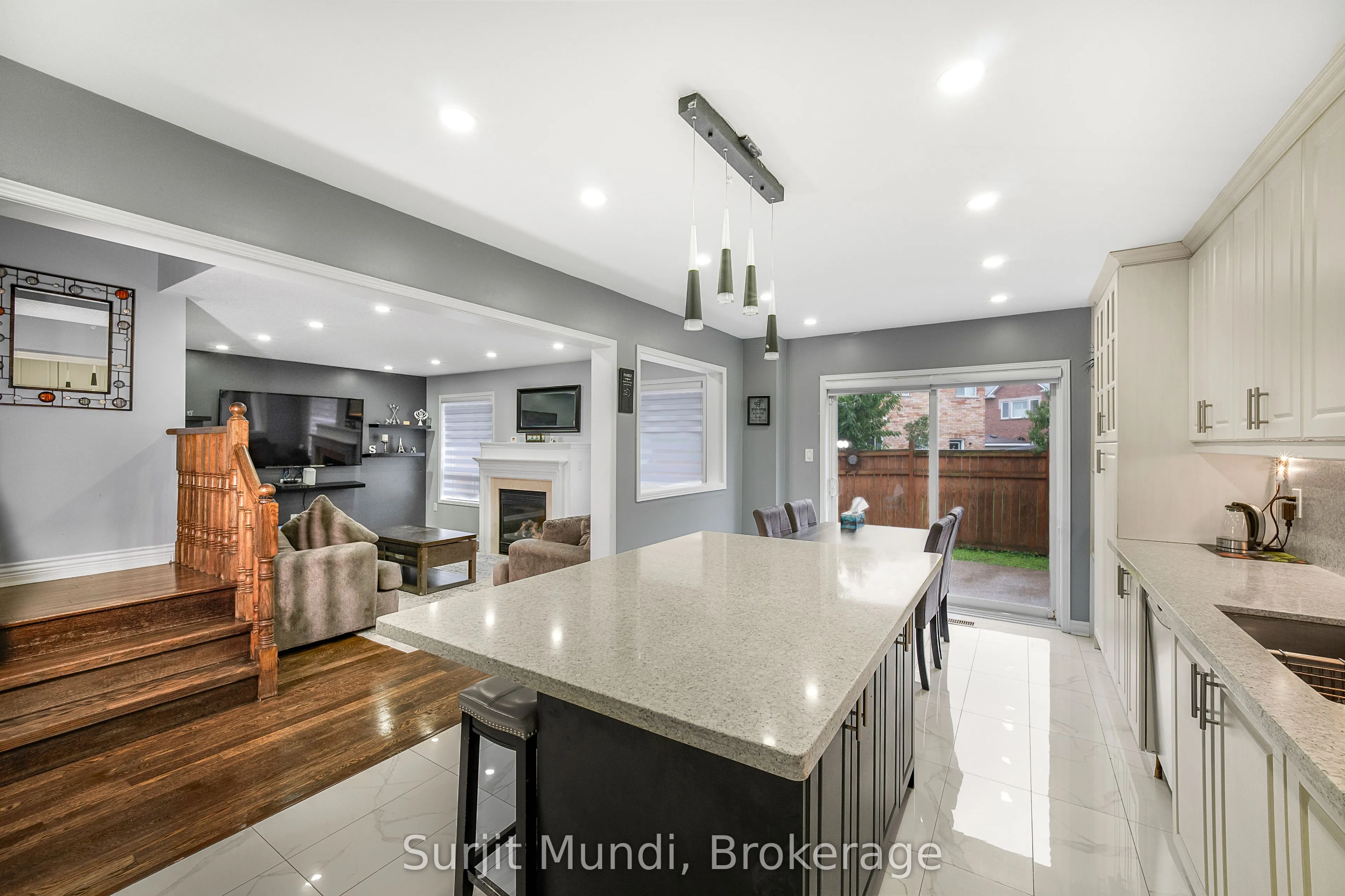 21 Amboise Crescent