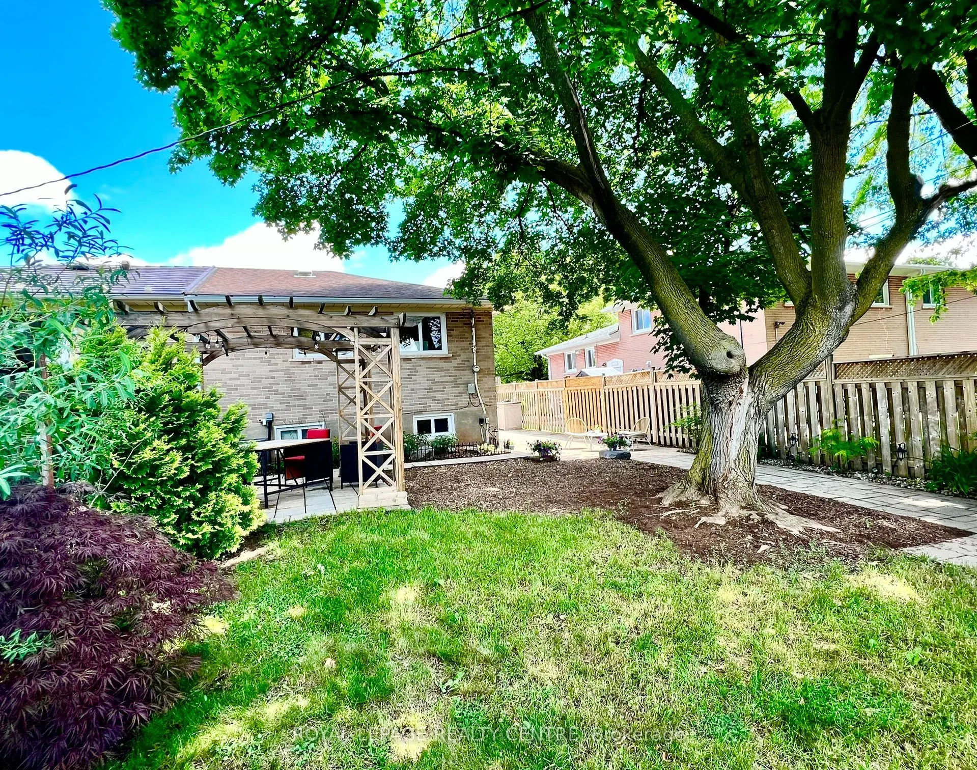 1319 Redbank Crescent