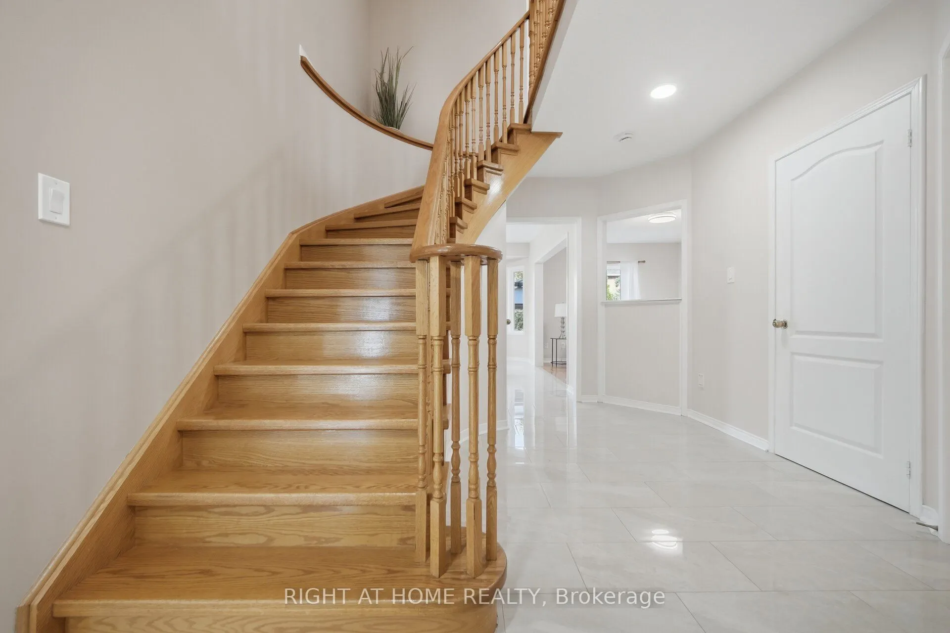975 Mantle Crescent