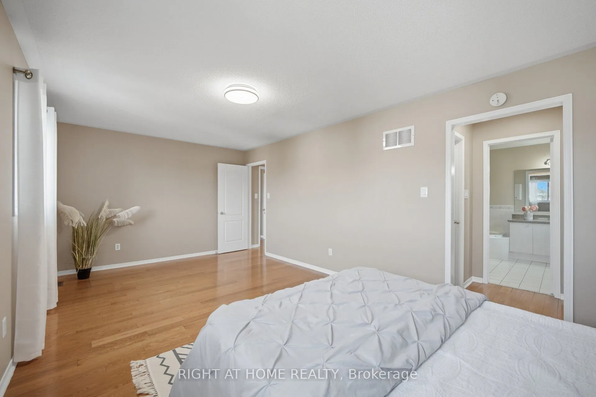 975 Mantle Crescent