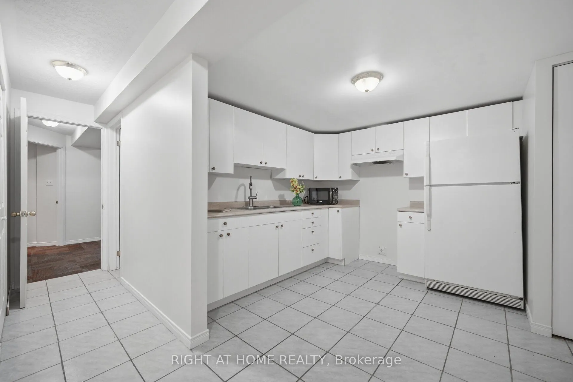 975 Mantle Crescent
