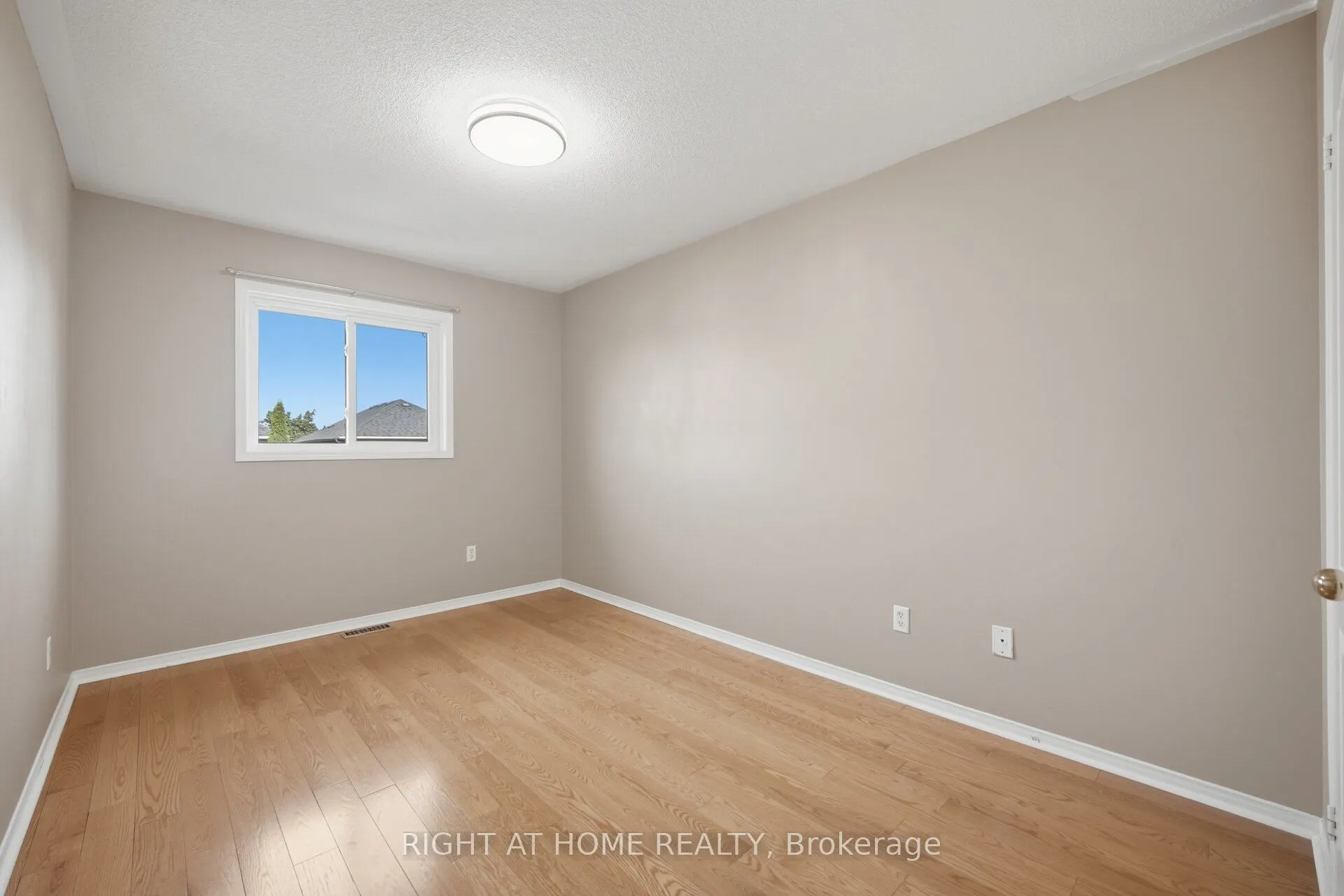 975 Mantle Crescent