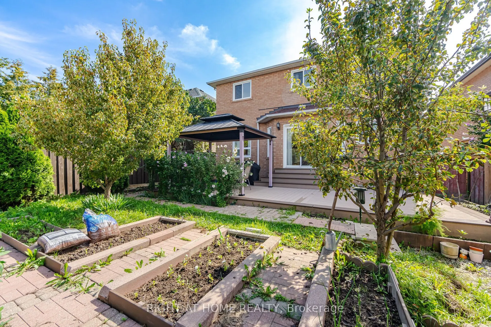 975 Mantle Crescent
