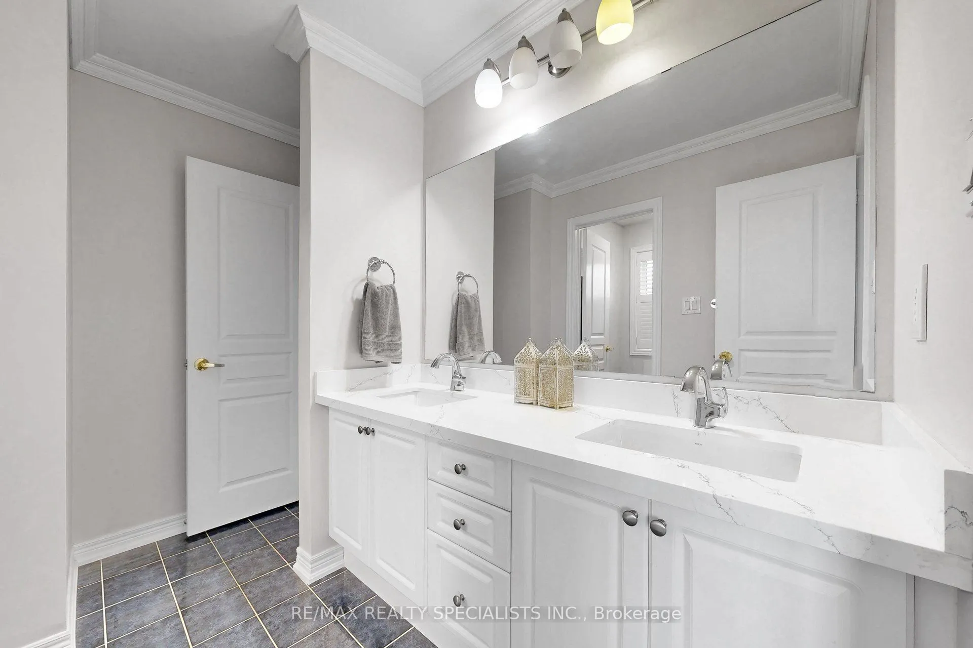1239 Fox Crescent