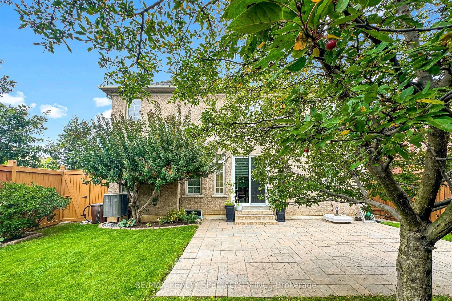 1239 Fox Crescent
