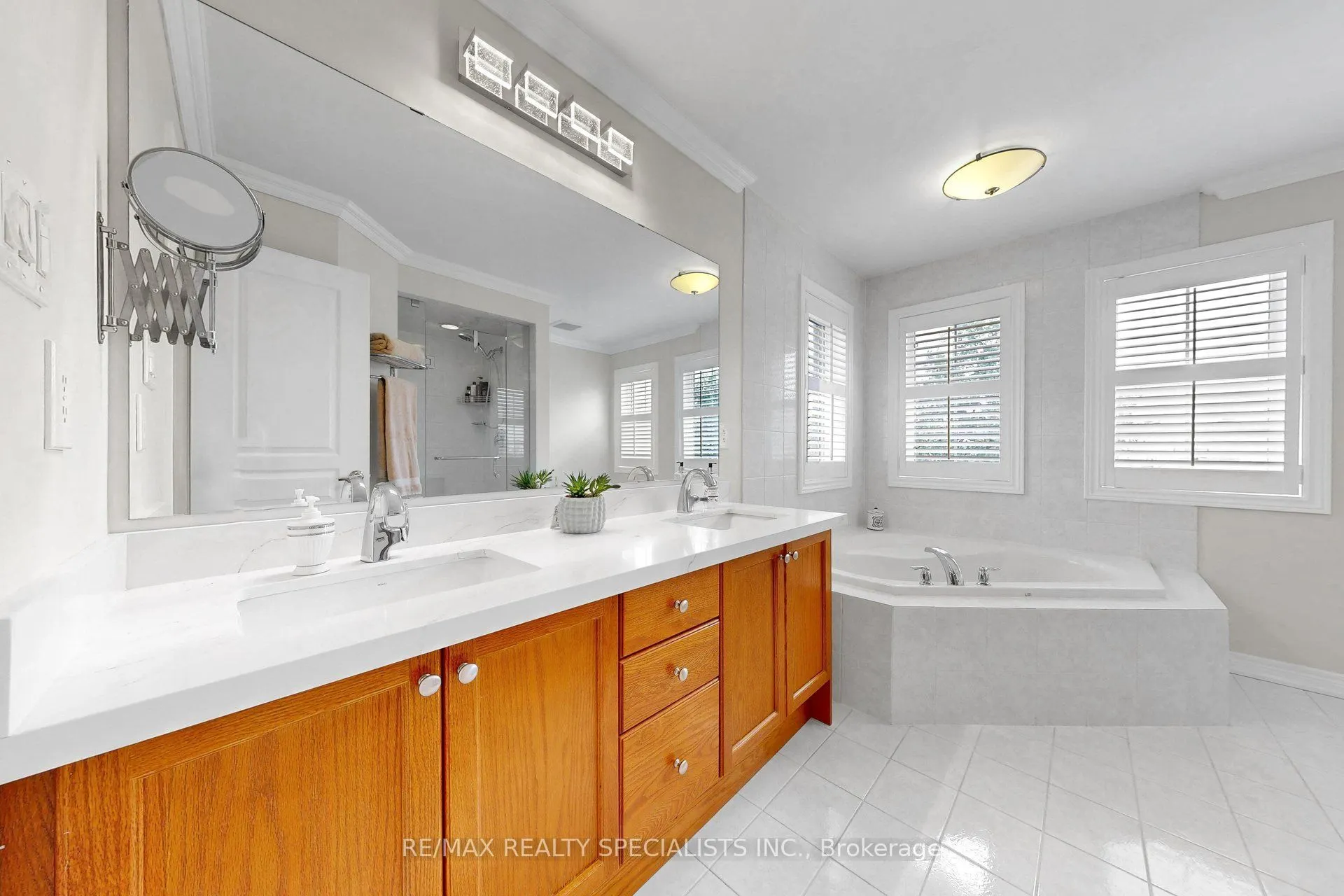 1239 Fox Crescent