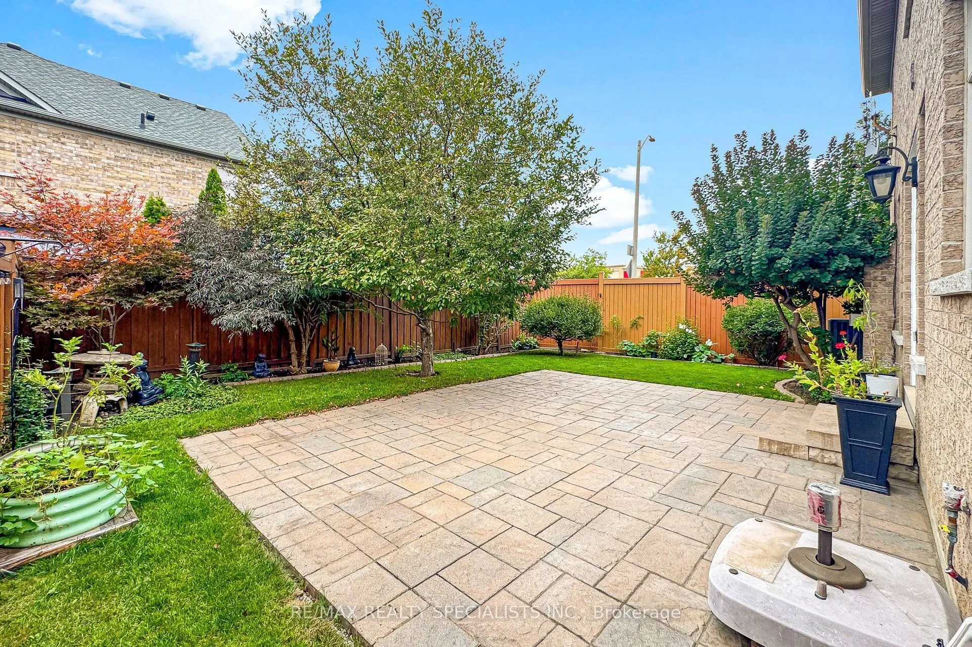 1239 Fox Crescent