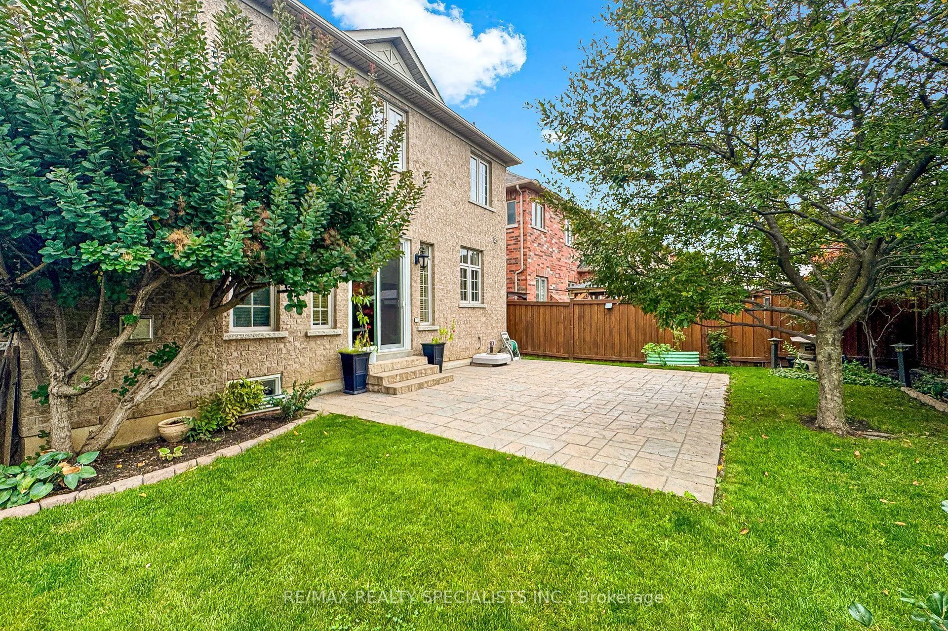 1239 Fox Crescent