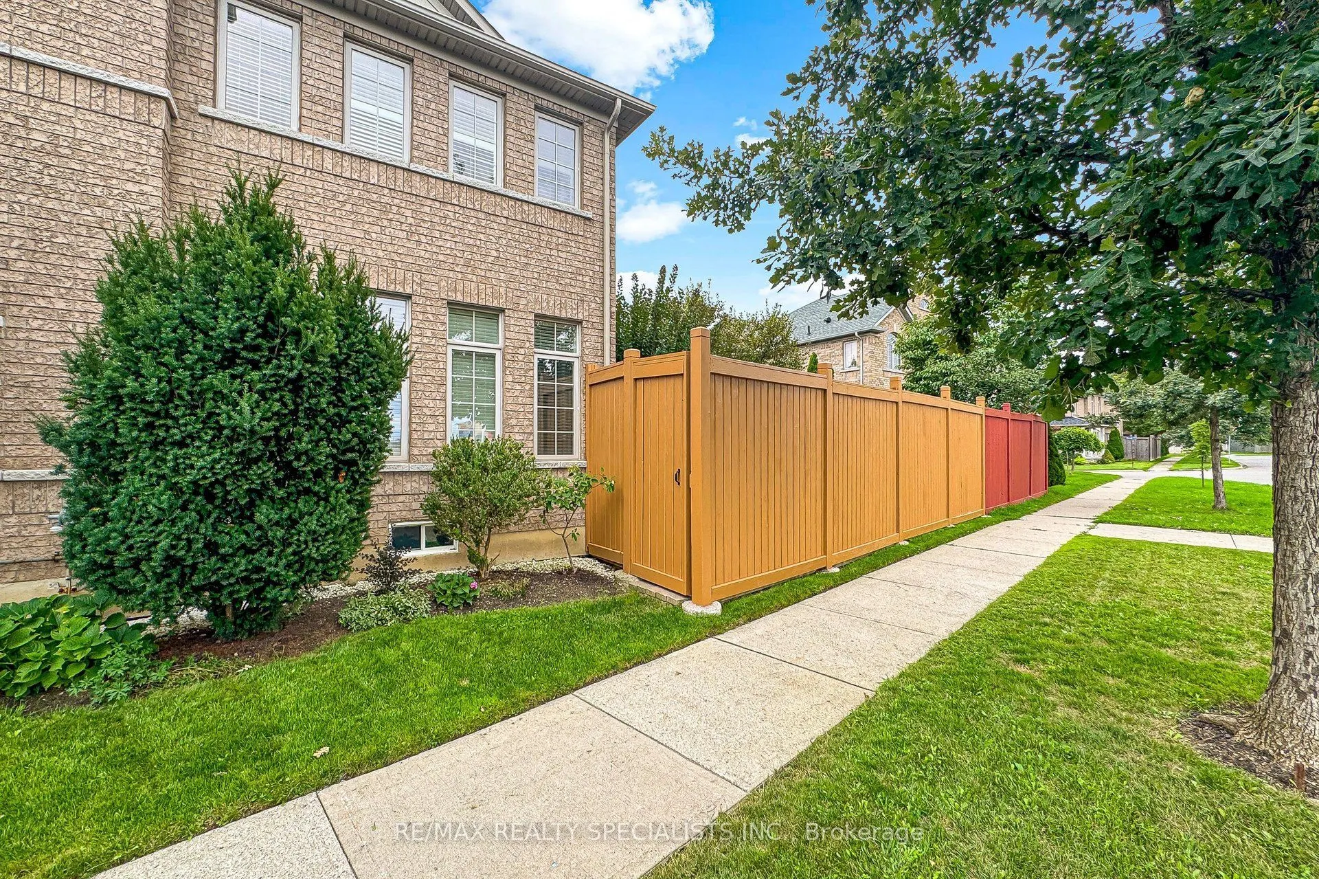 1239 Fox Crescent