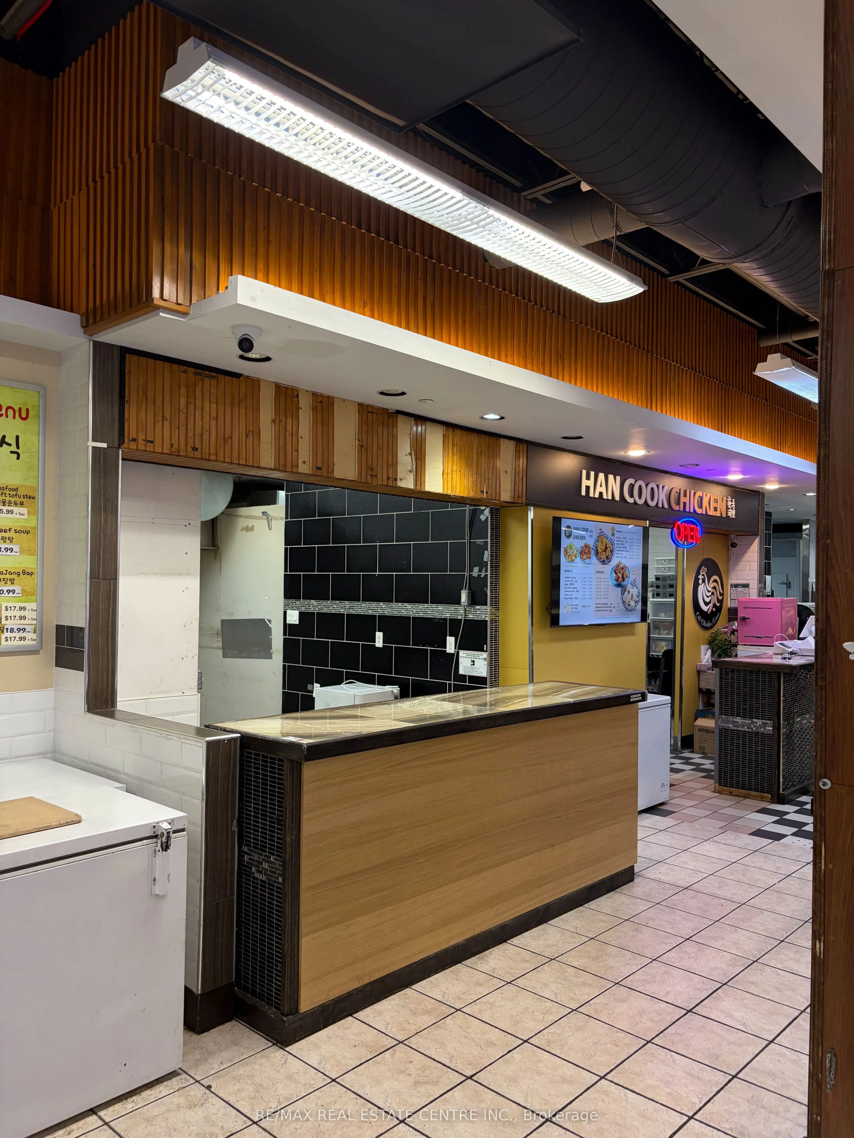 333 Dundas St E Street