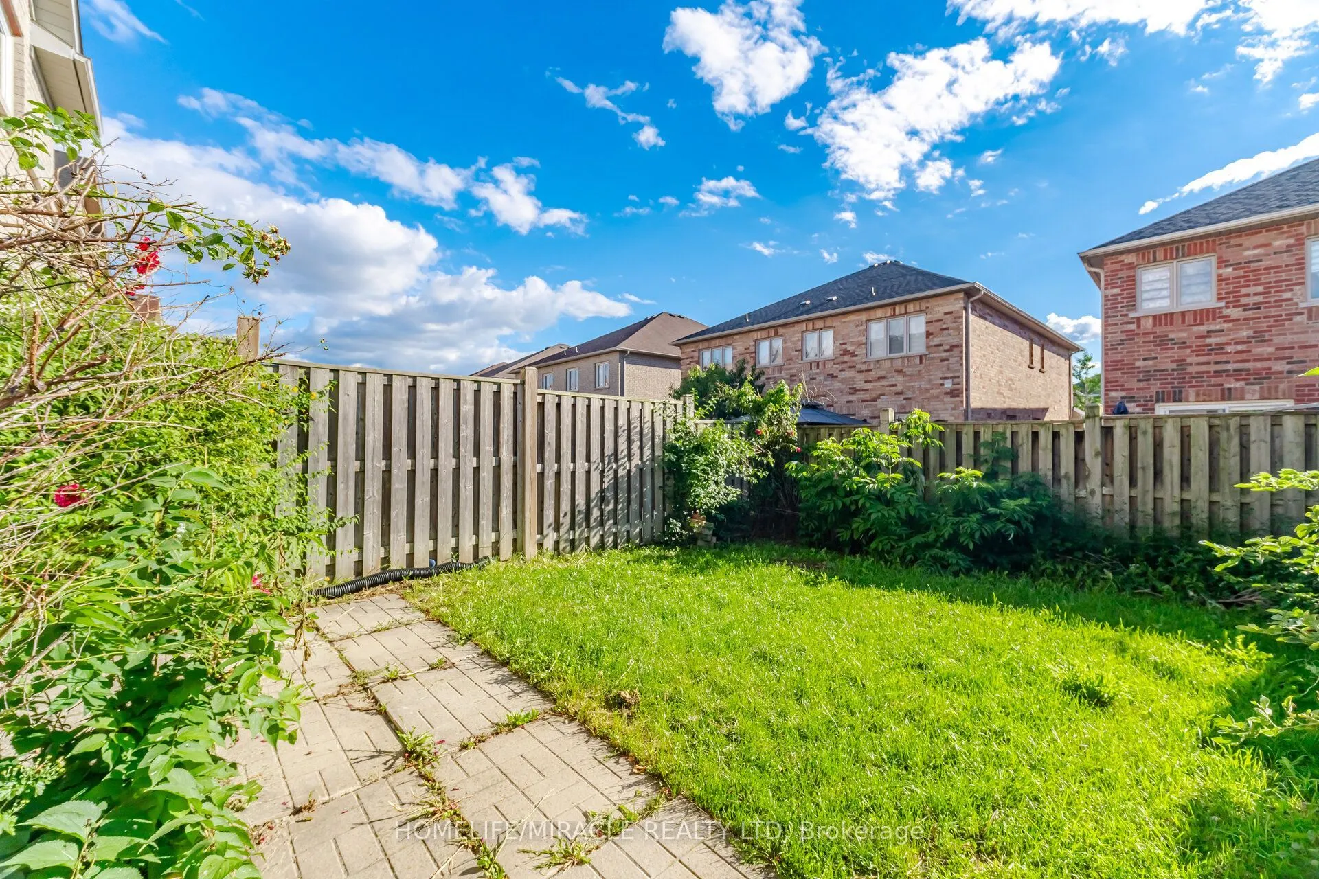 101 Crystalview Crescent