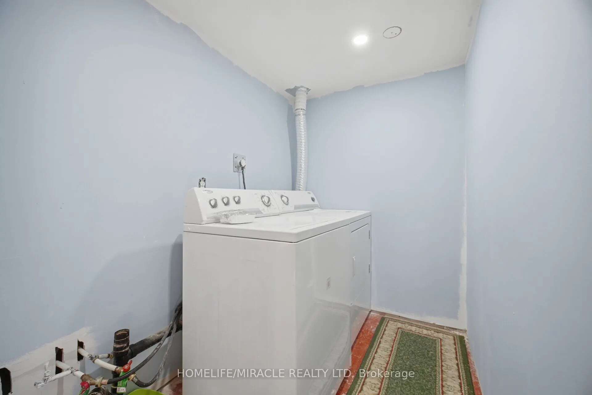 101 Crystalview Crescent