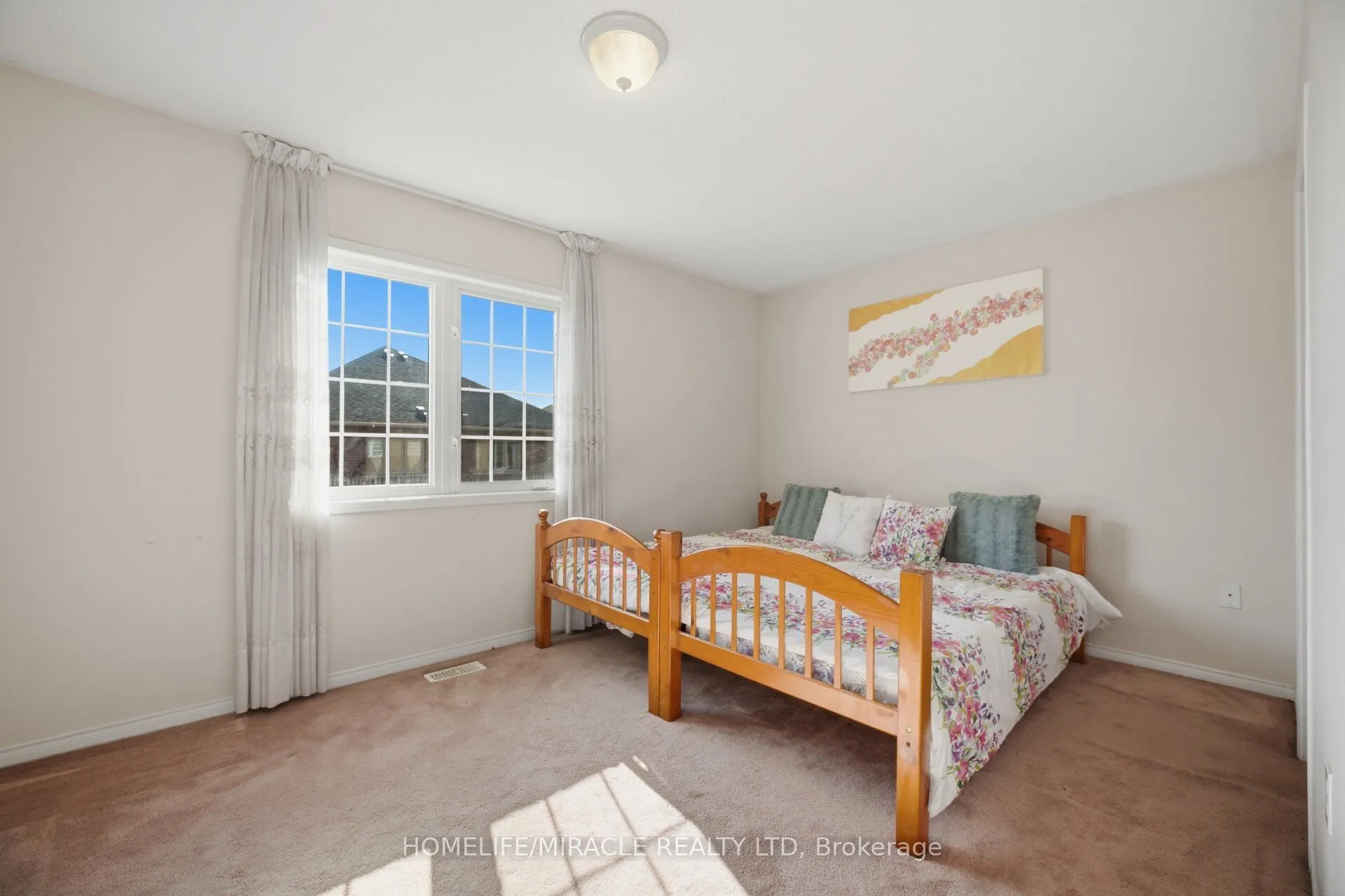 101 Crystalview Crescent