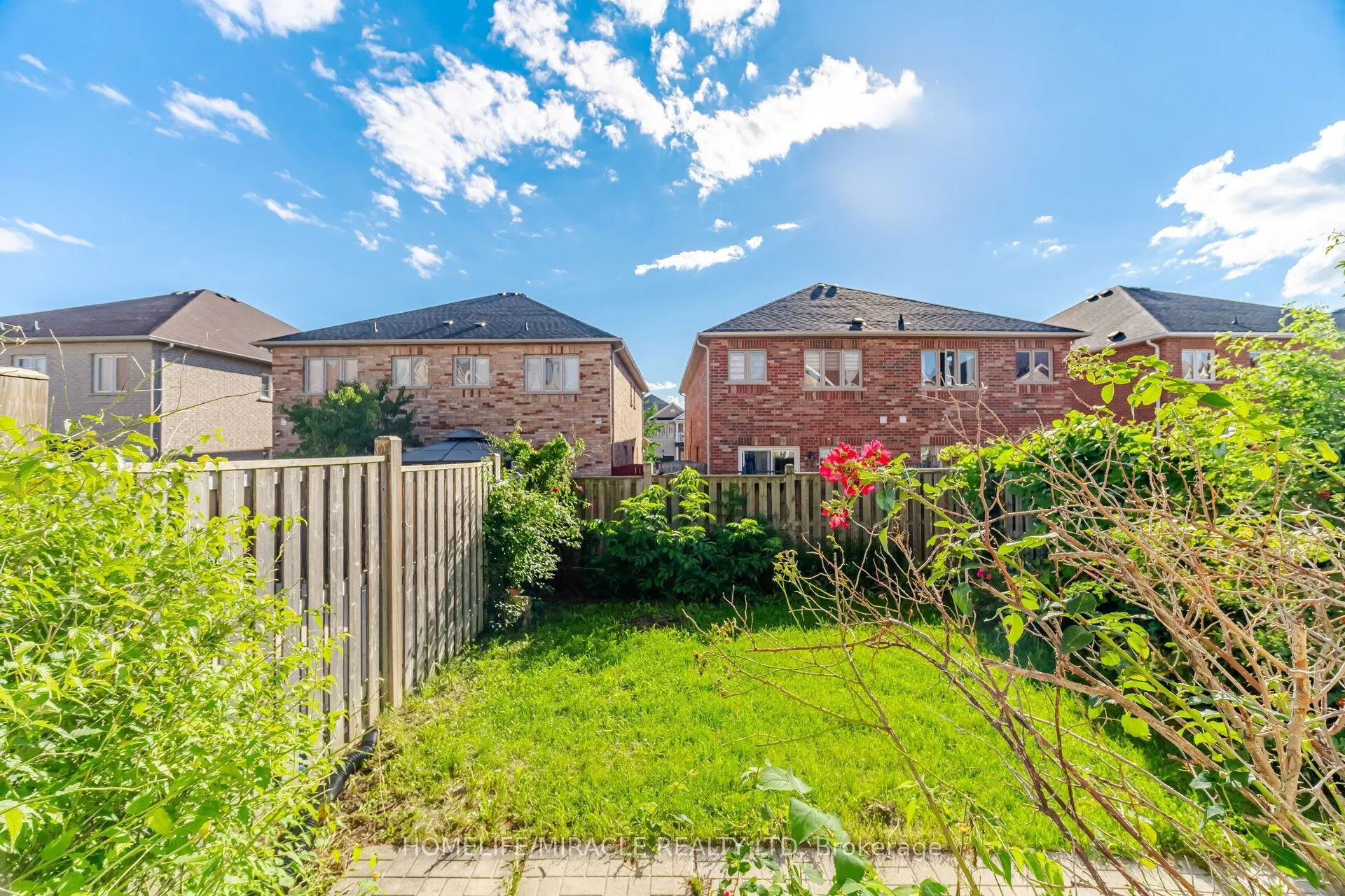 101 Crystalview Crescent