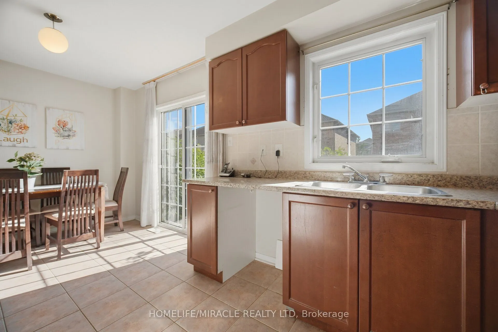 101 Crystalview Crescent