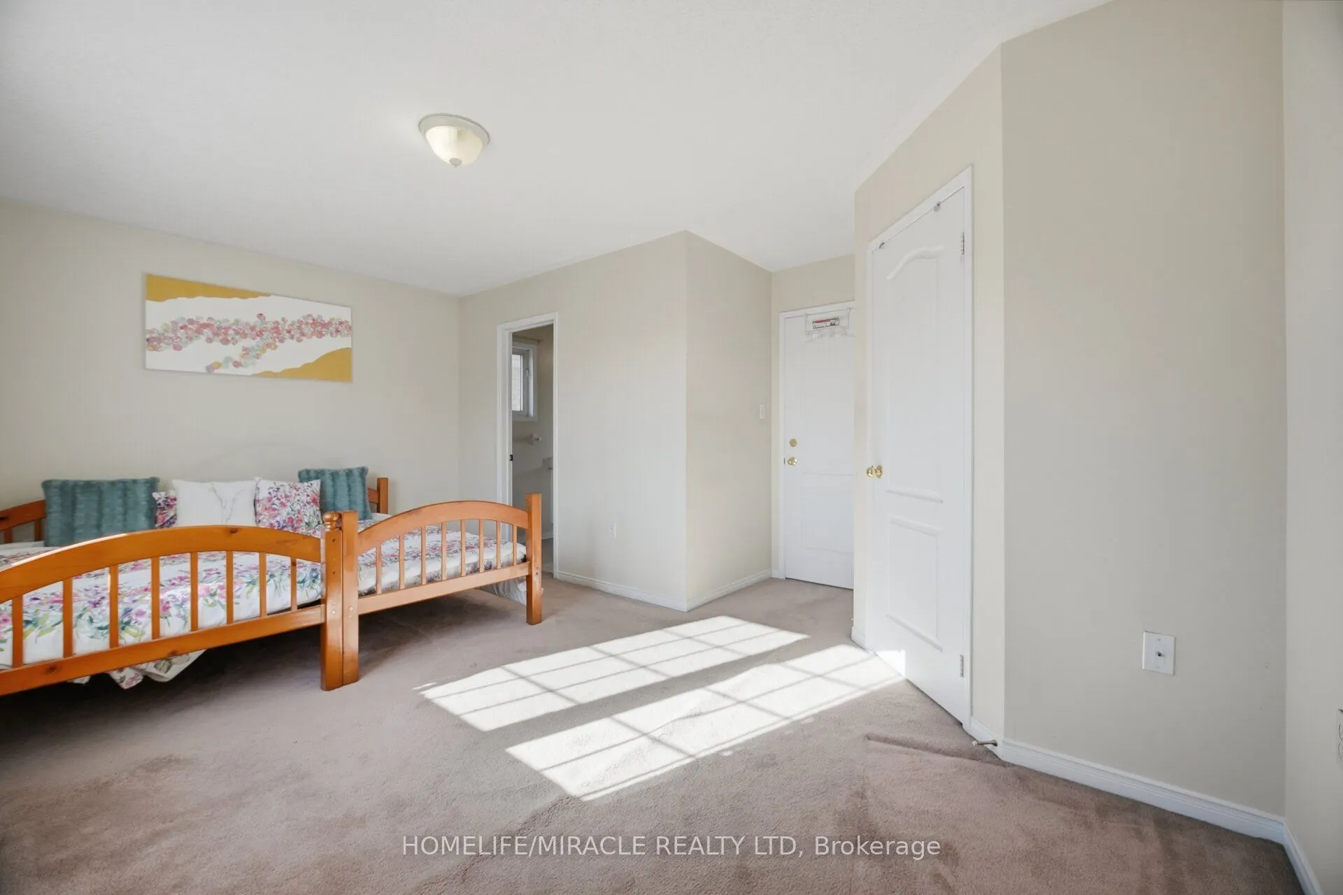 101 Crystalview Crescent