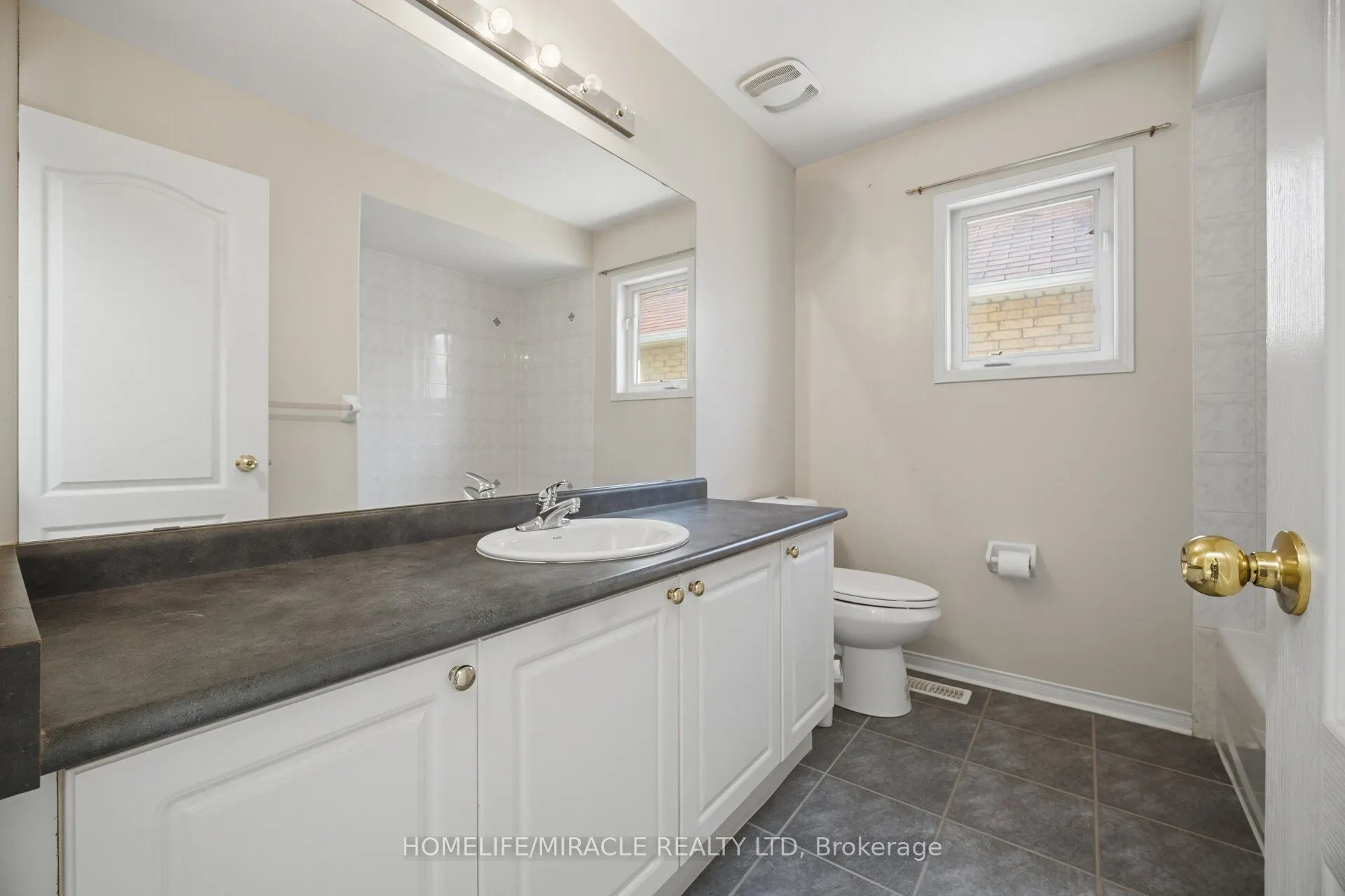 101 Crystalview Crescent