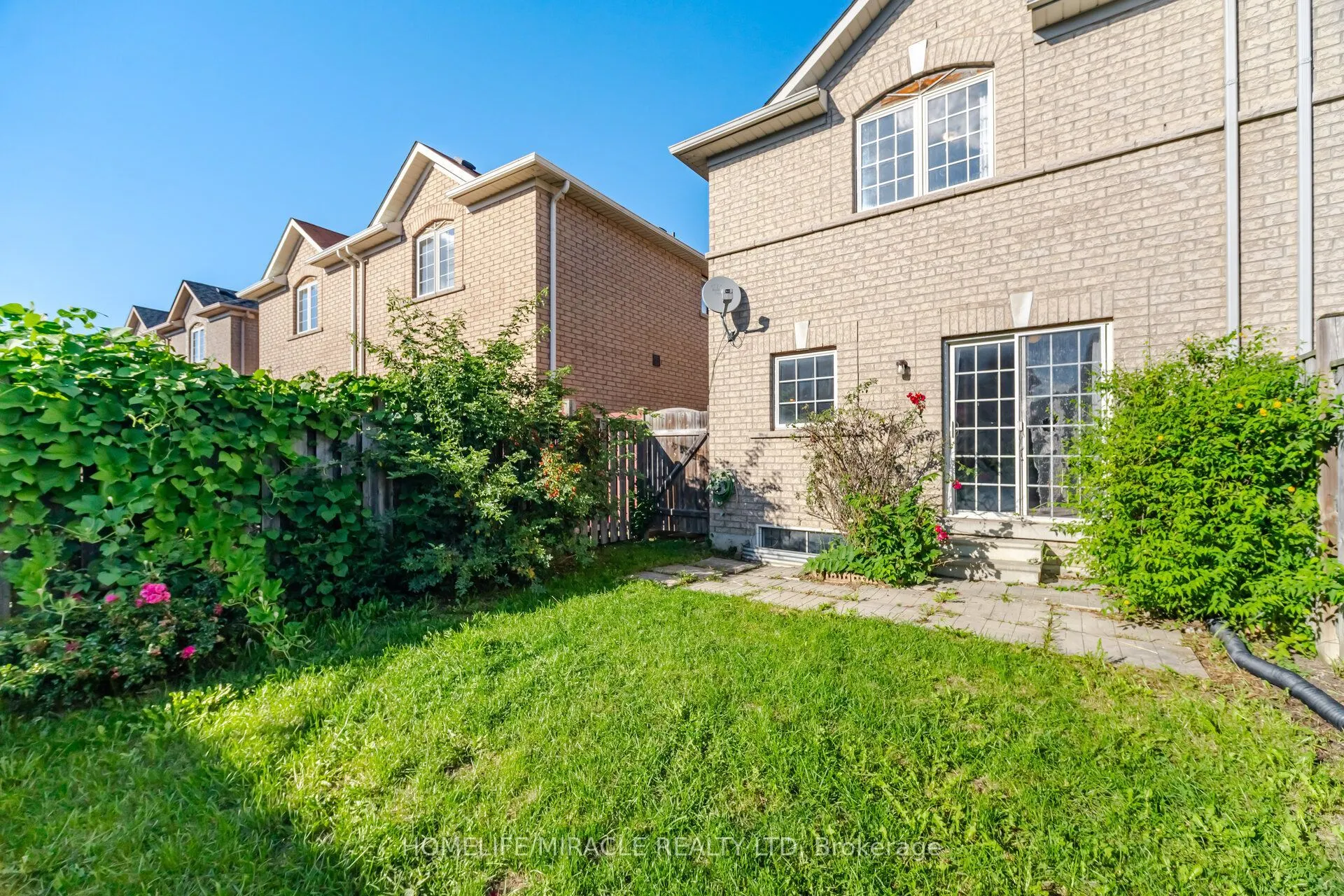 101 Crystalview Crescent