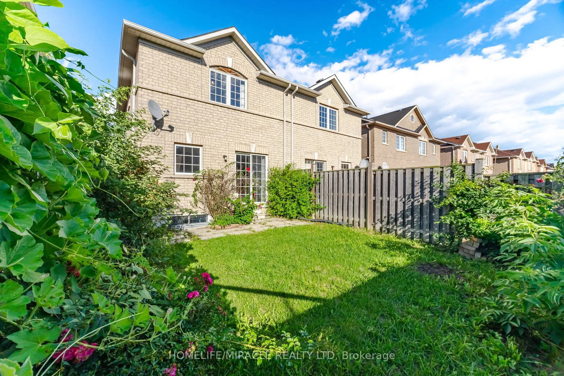 101 Crystalview Crescent