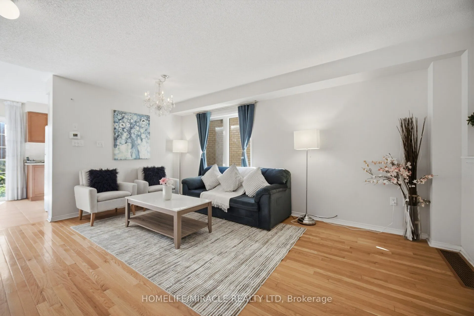 101 Crystalview Crescent