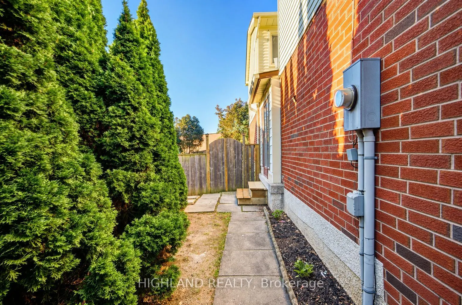 2032 Glenada Crescent
