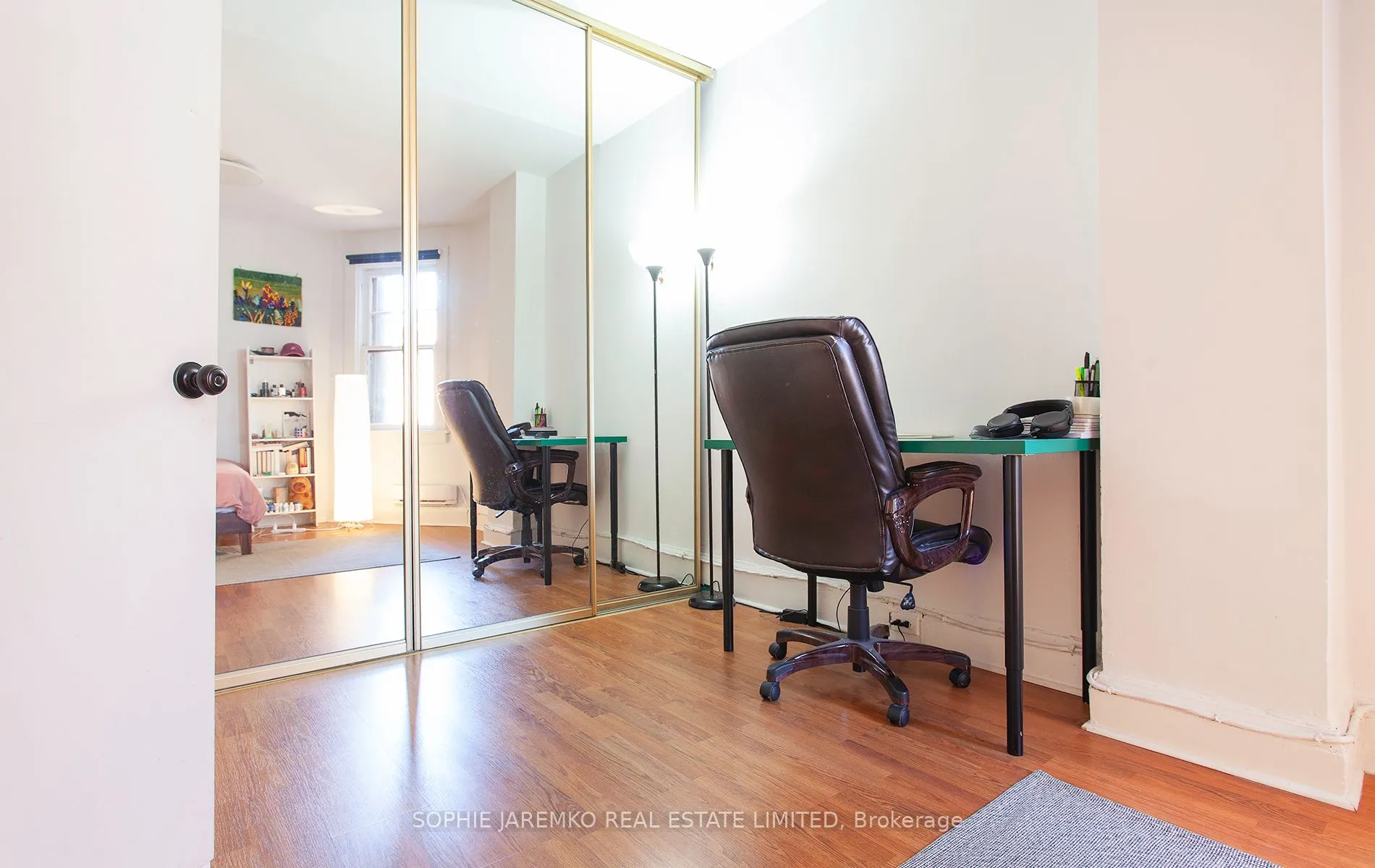 2102A Dundas Street W