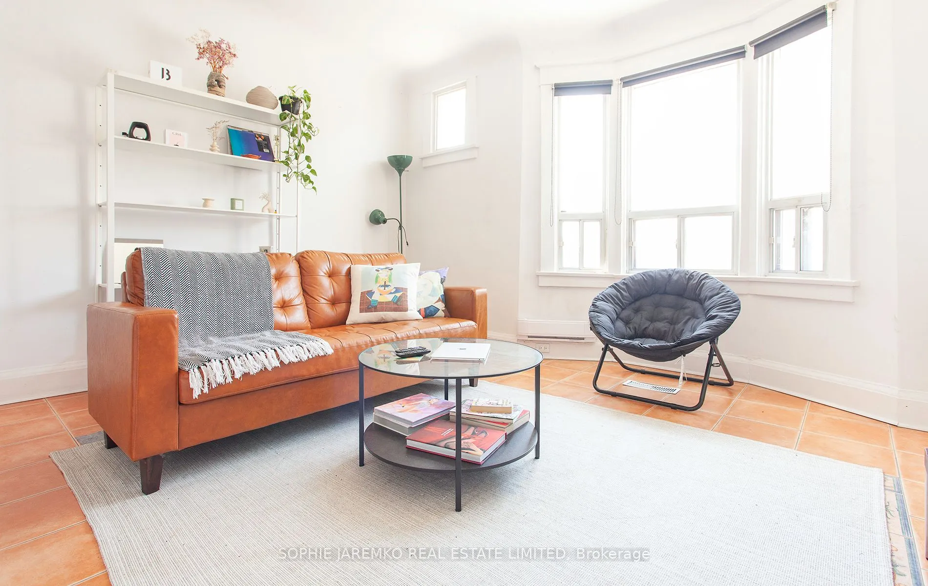 2102A Dundas Street W