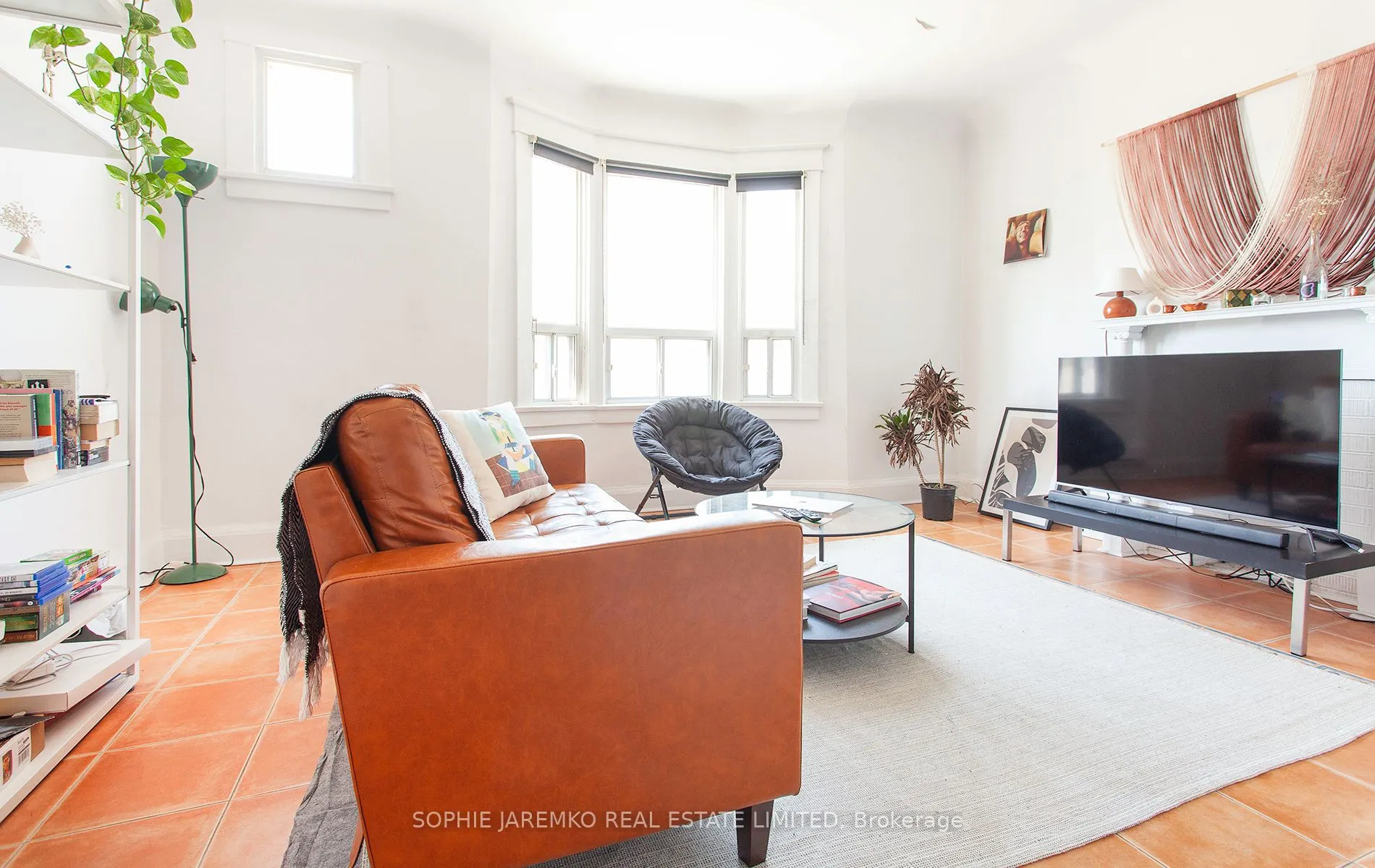 2102A Dundas Street W