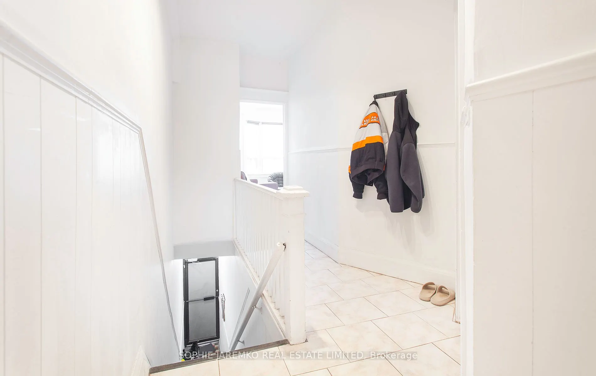 2102A Dundas Street W