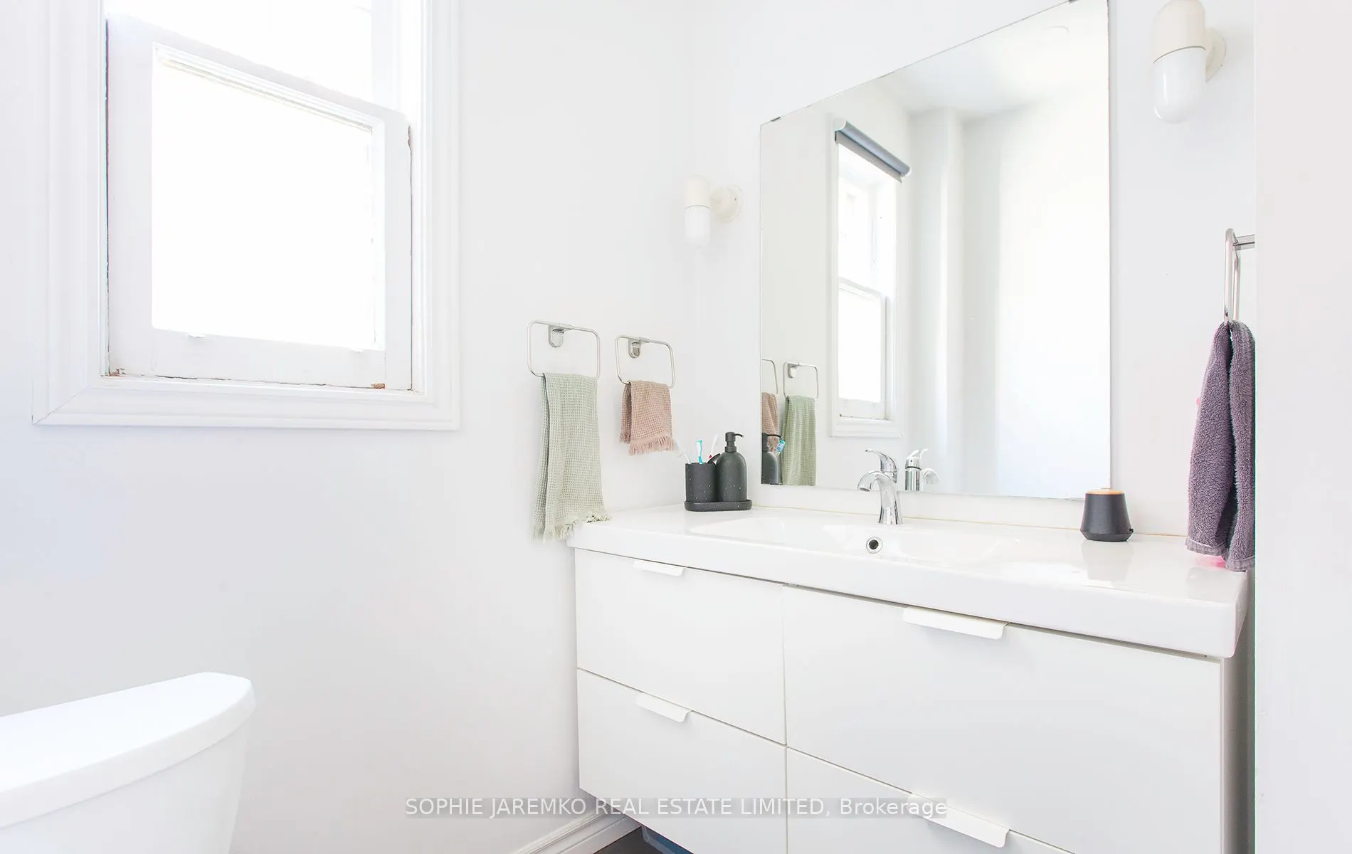 2102A Dundas Street W