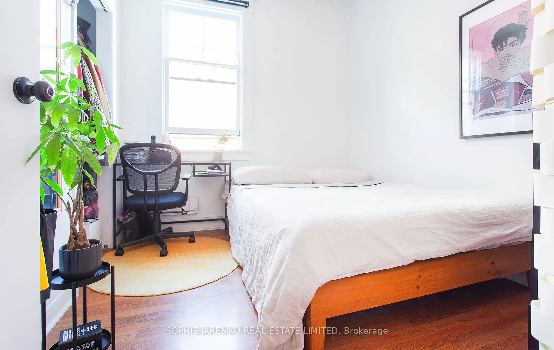 2102A Dundas Street W