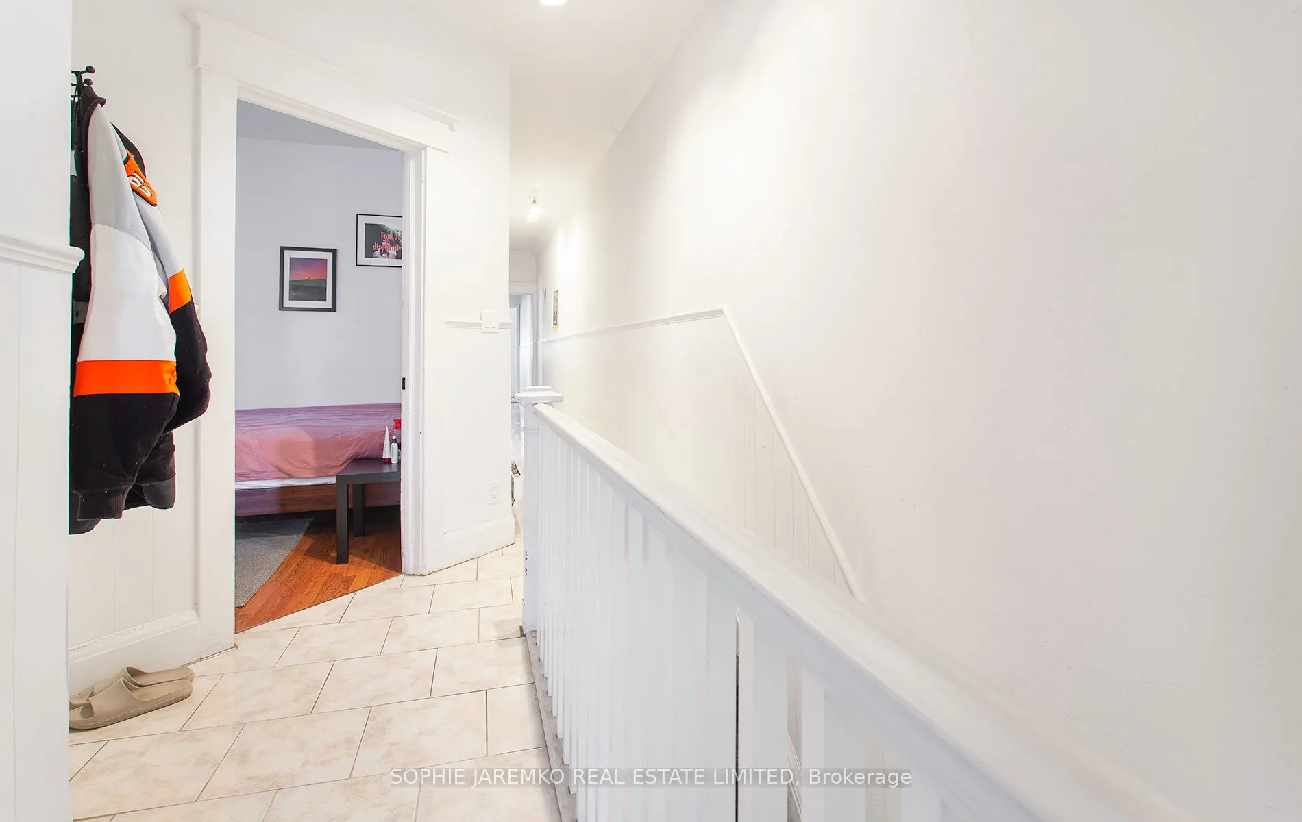 2102A Dundas Street W