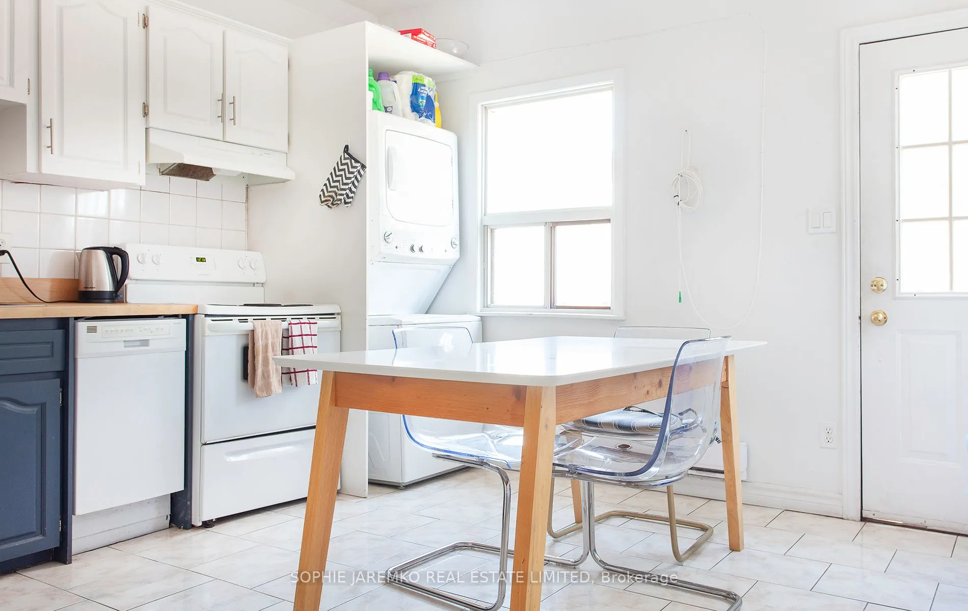 2102A Dundas Street W