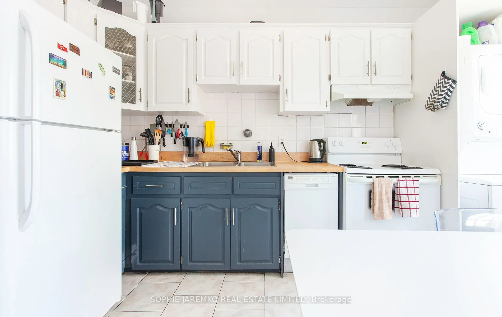 2102A Dundas Street W