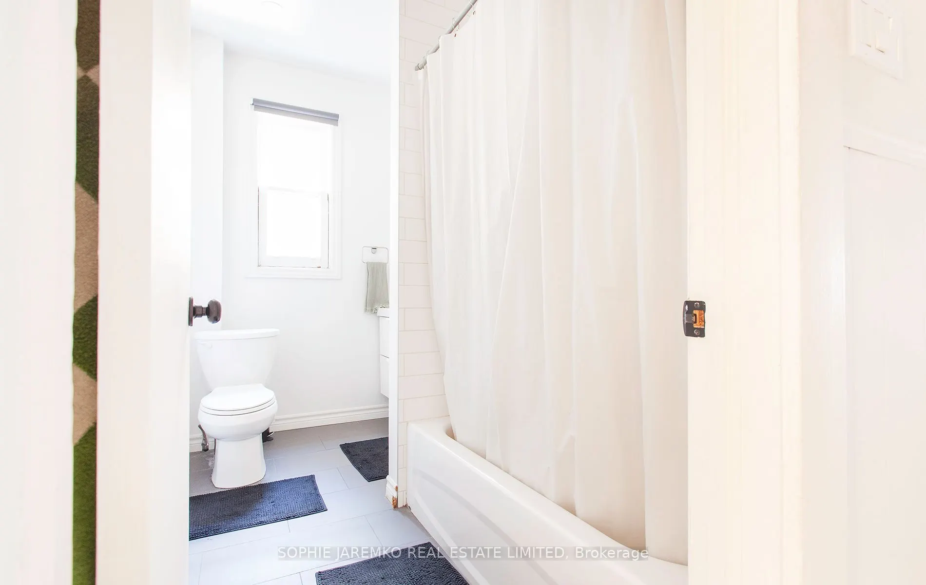2102A Dundas Street W