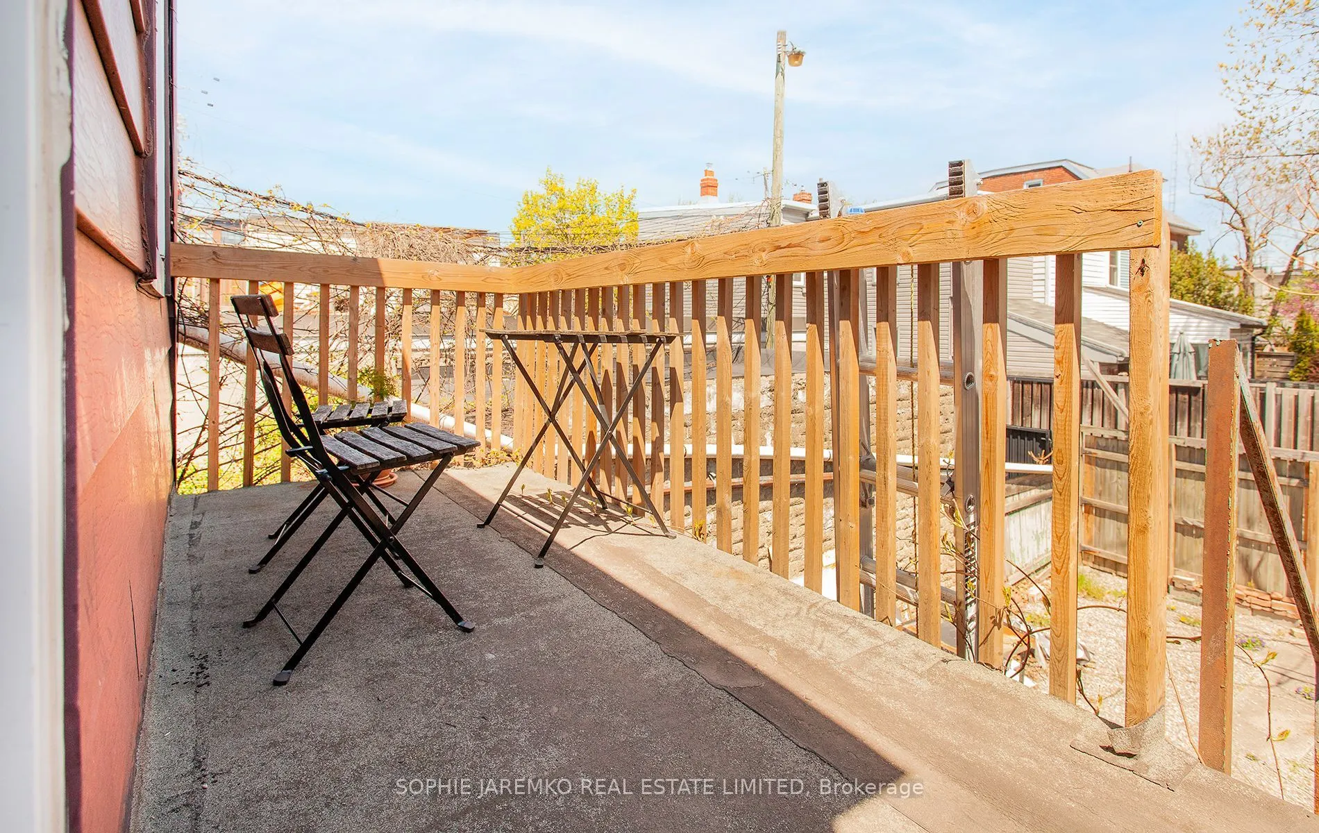 2102A Dundas Street W