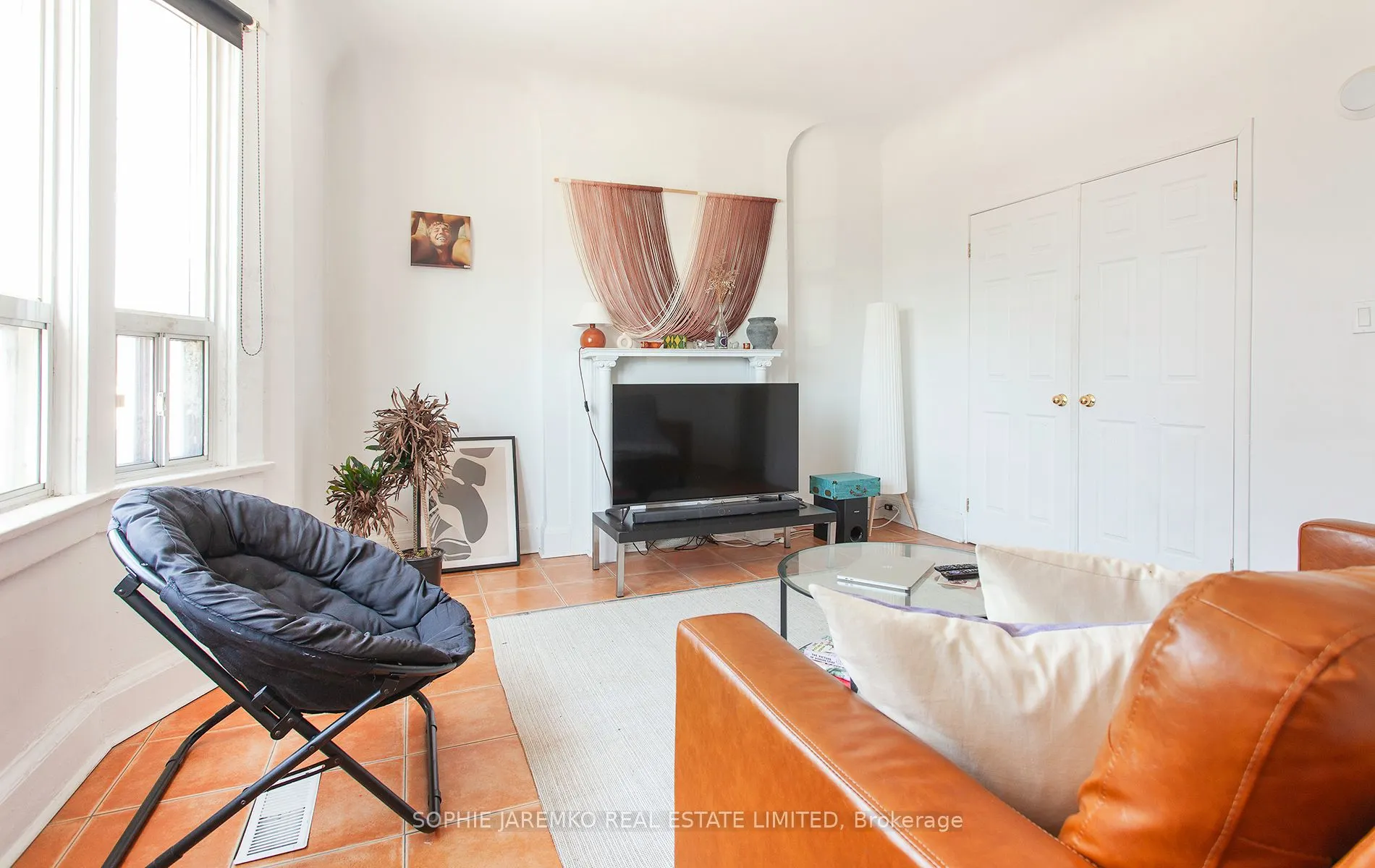 2102A Dundas Street W