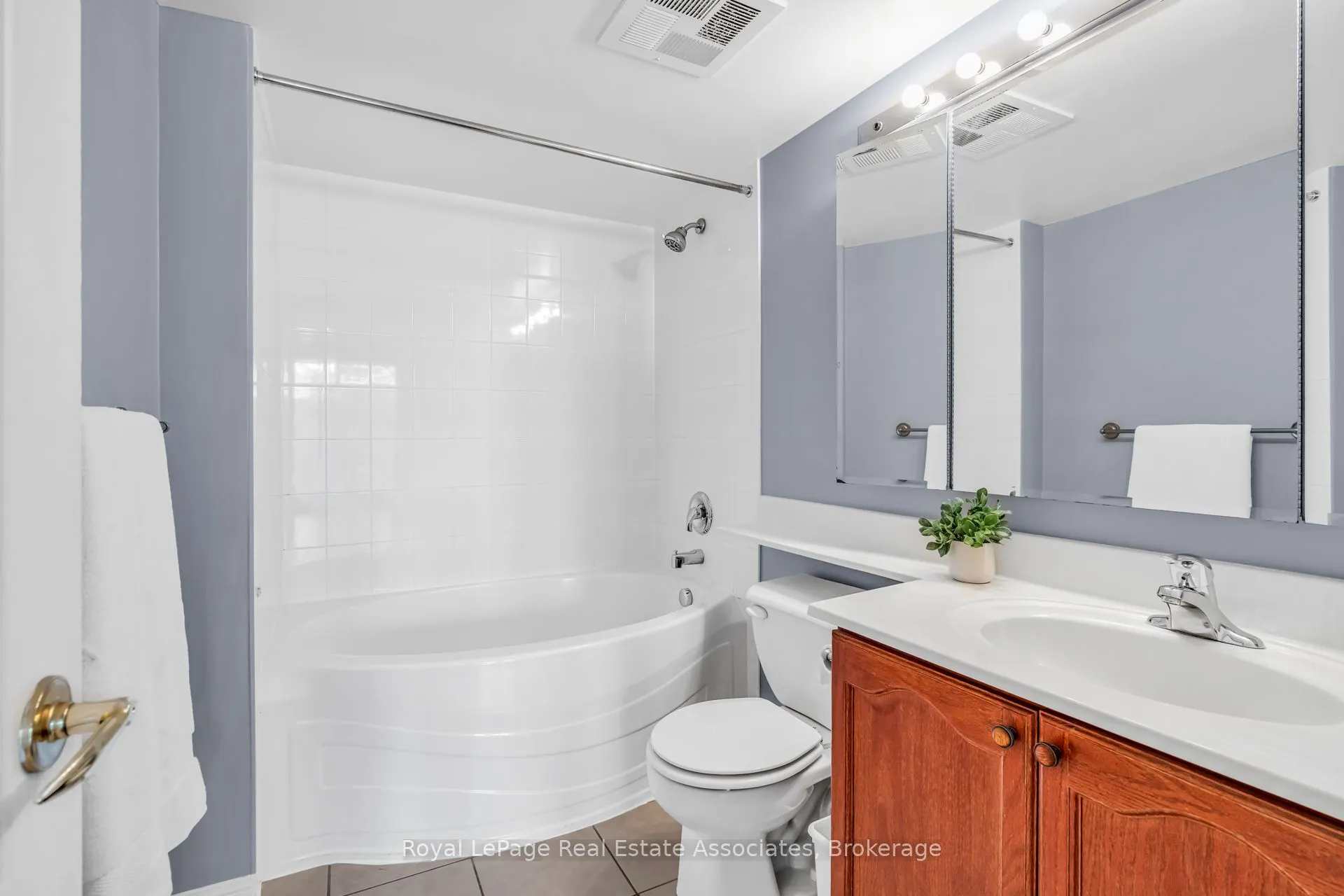 1140 Parkwest Place #208