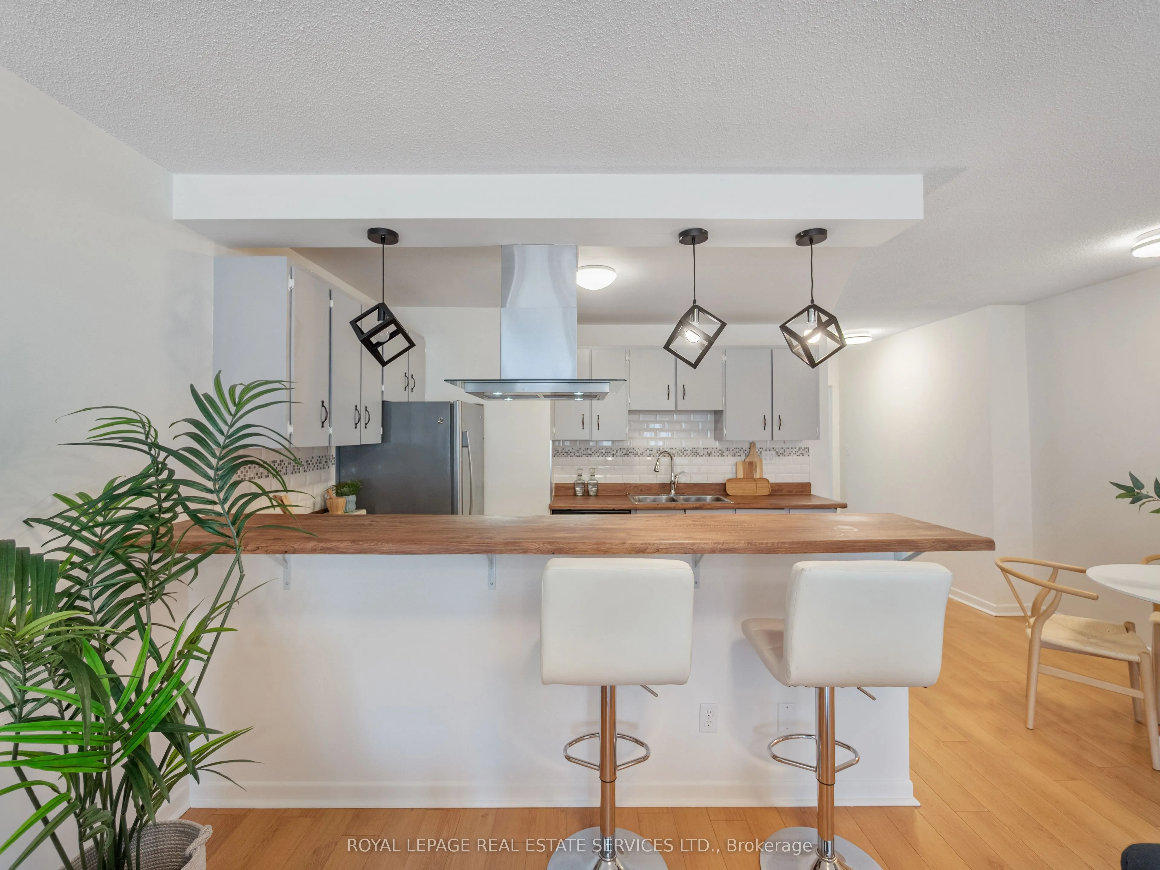 346 Indian Road Crescent