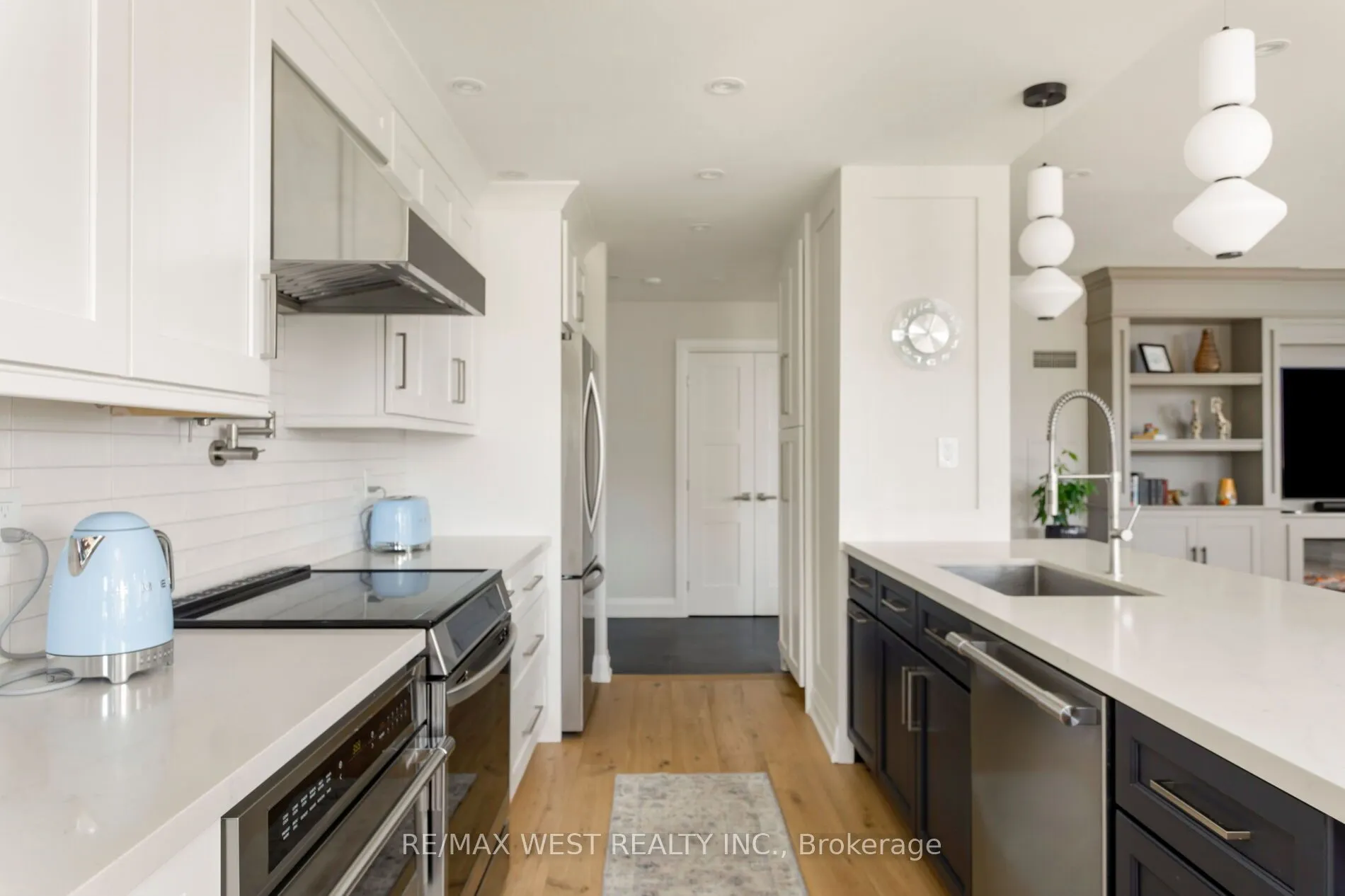 399 Elizabeth Street #905