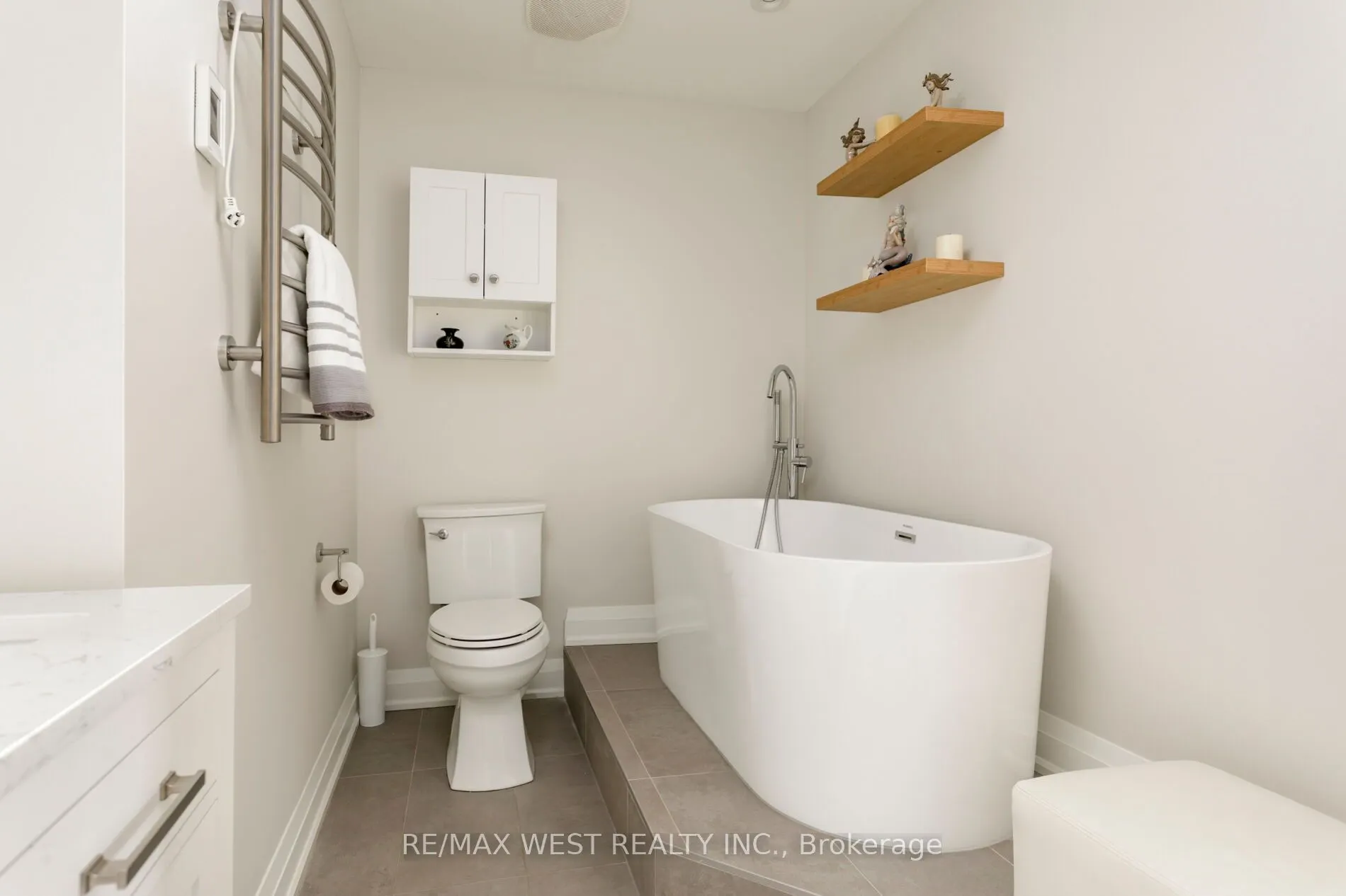 399 Elizabeth Street #905